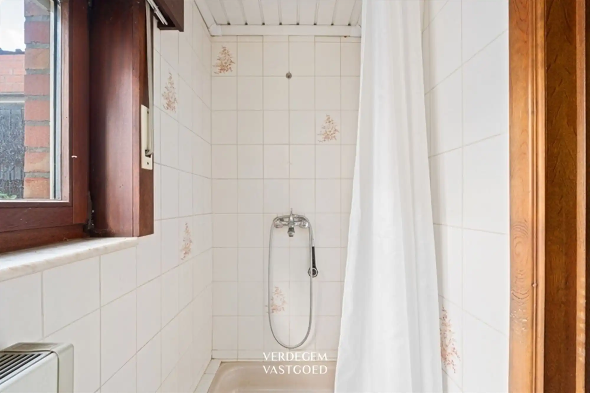 Halfopen woning met 2 slaapkamers, tuin en oprit naar achterliggende garage foto 9