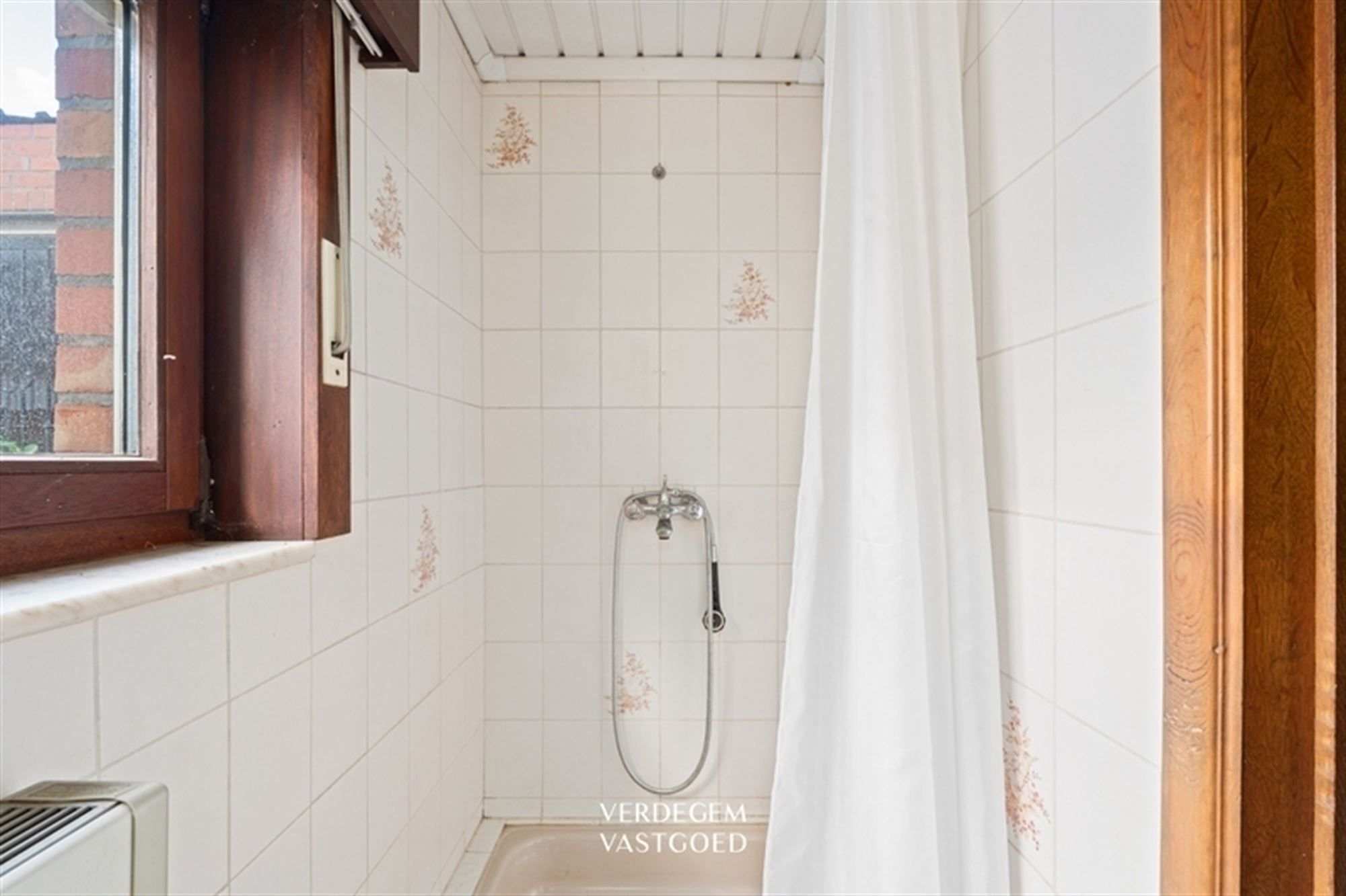 Halfopen woning met 2 slaapkamers, tuin en oprit naar achterliggende garage foto 9