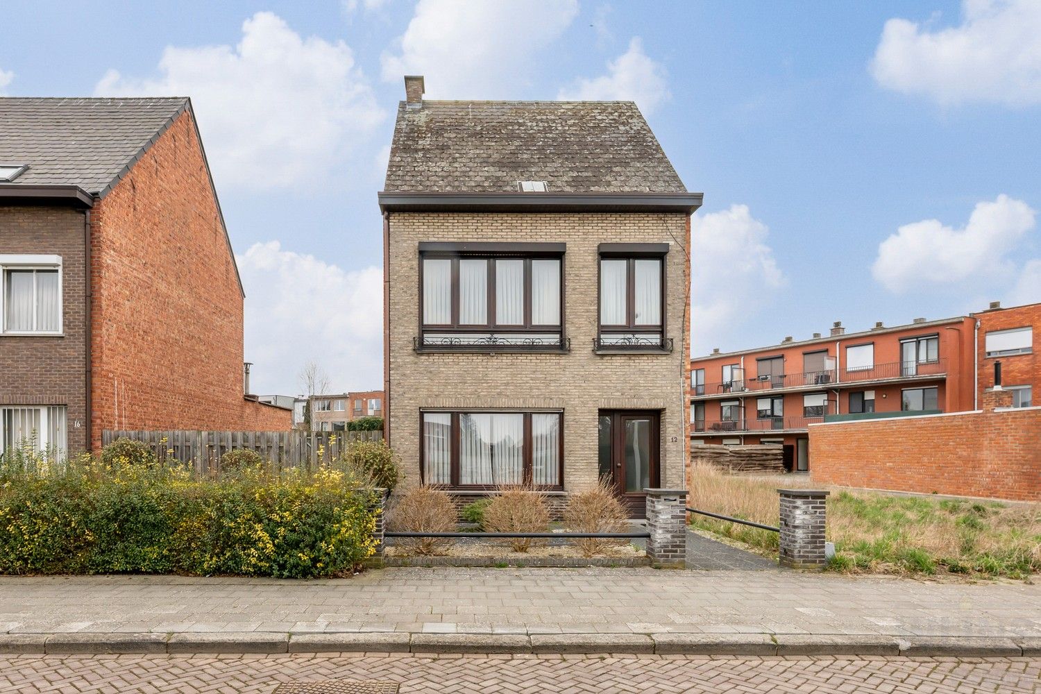 Gesloten bebouwing 219m² met naastliggend bouwgrond 231m² foto 2