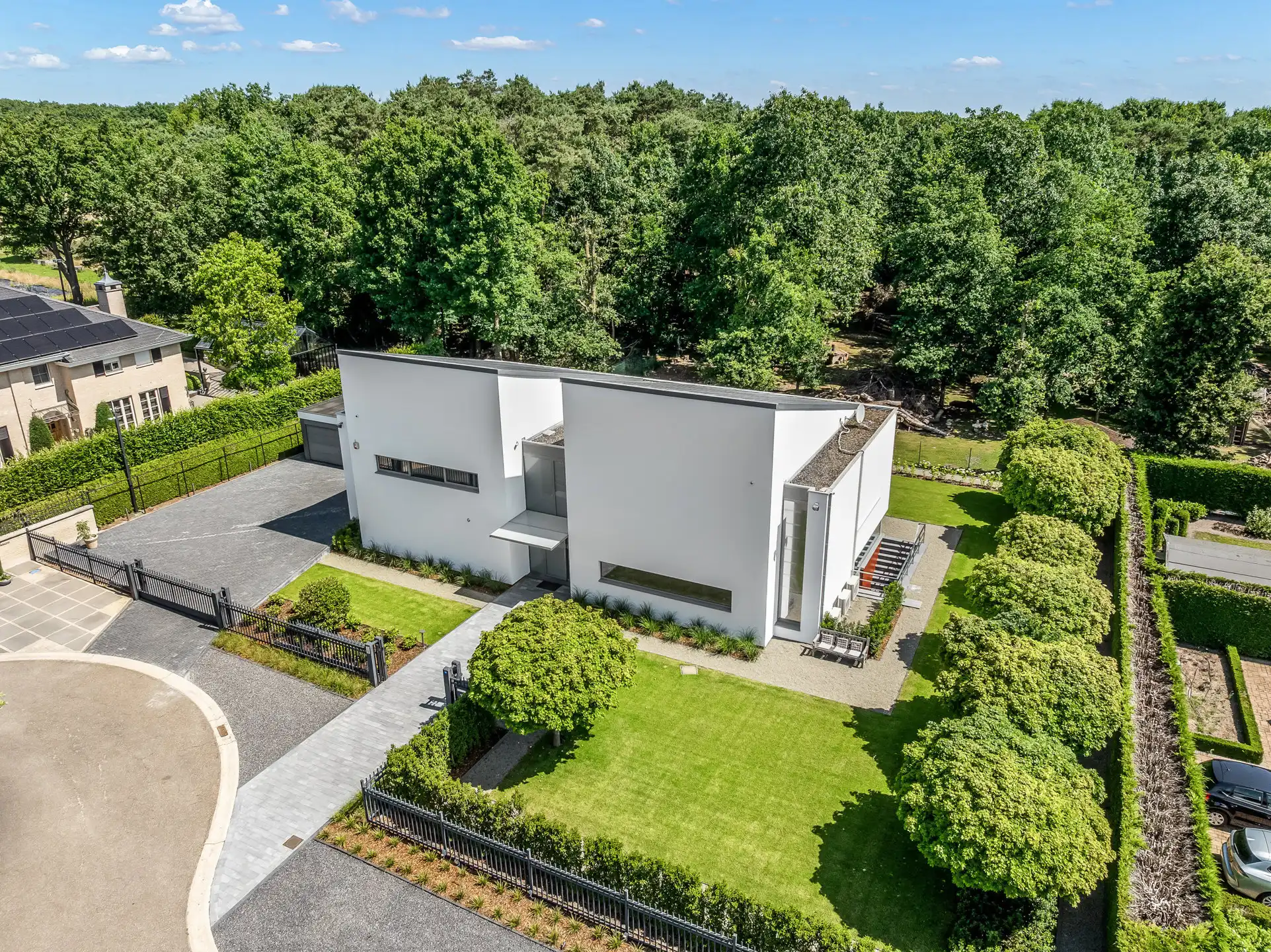 Hoogstaande villa met binnenzwembad te Lanaken foto 2