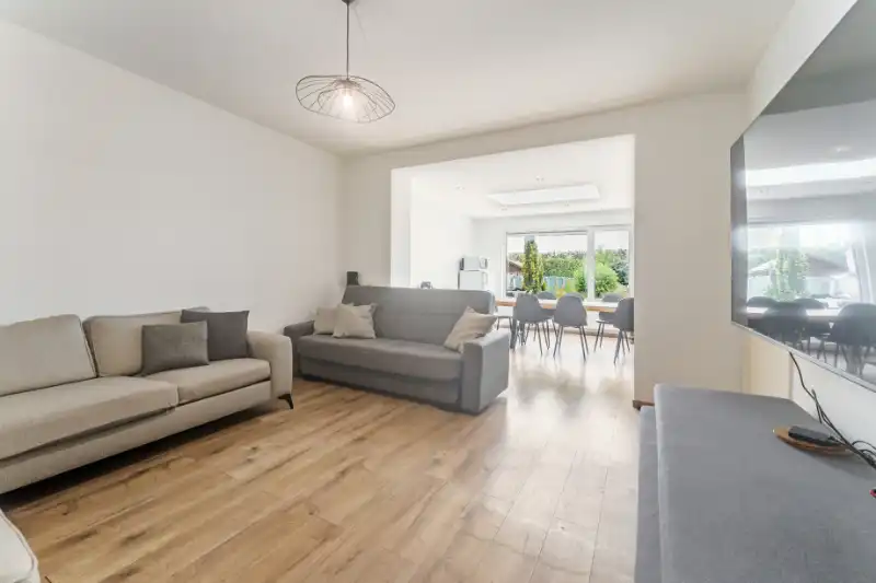Ruime gezinswoning met 7 slaapkamers foto 2