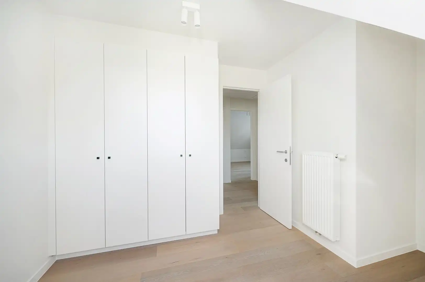 OPENDEUR ZATERDAG 18 APRIL TUSSEN 14U-16U -  Ruime woning met vier slaapkamers en een grote tuin, gelegen in een rustige en aangename omgeving. foto 24