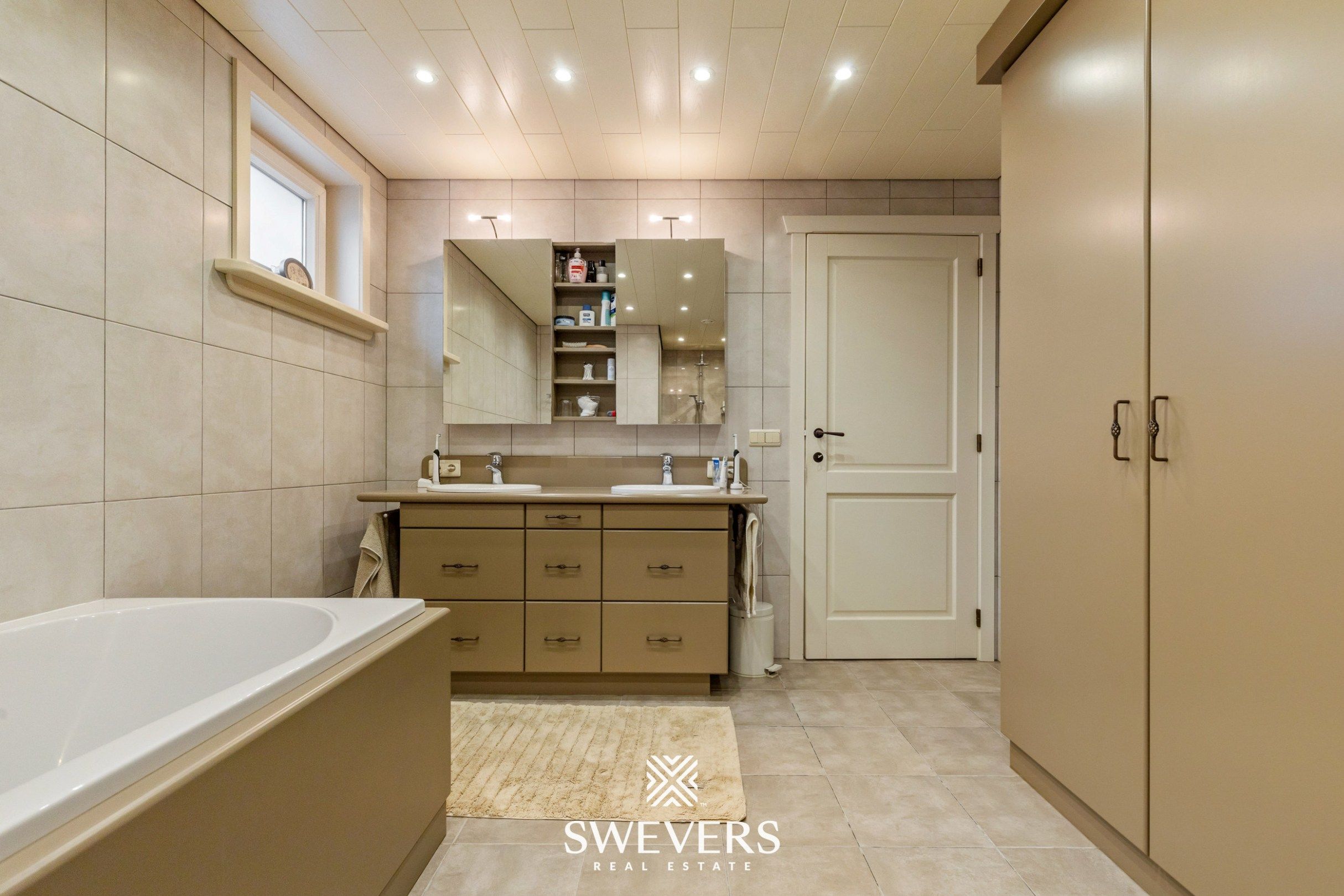 Ruime landelijke woning op 13 are 36 ca in Koersel.  foto 18