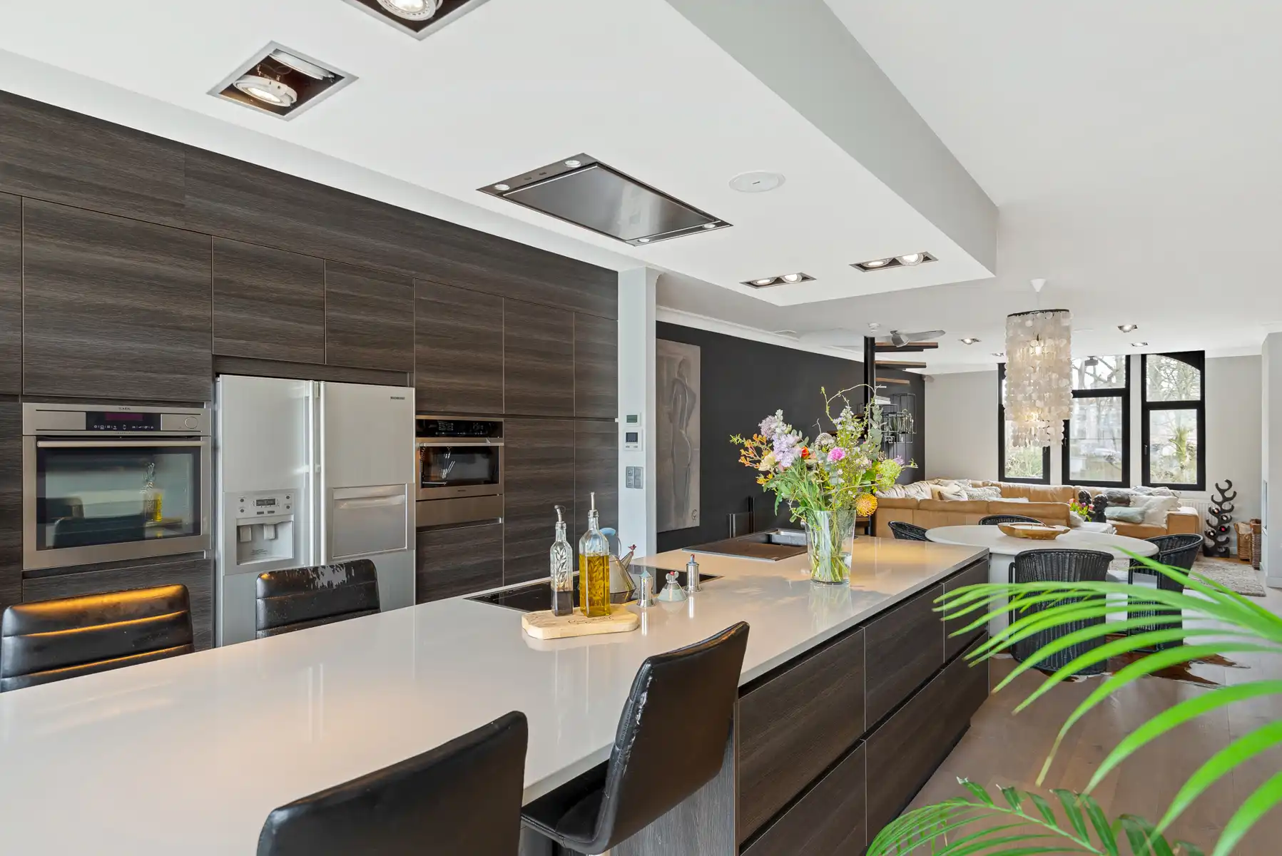 Degelijk gerenoveerde woning aan de Vesten te Lier. foto 4