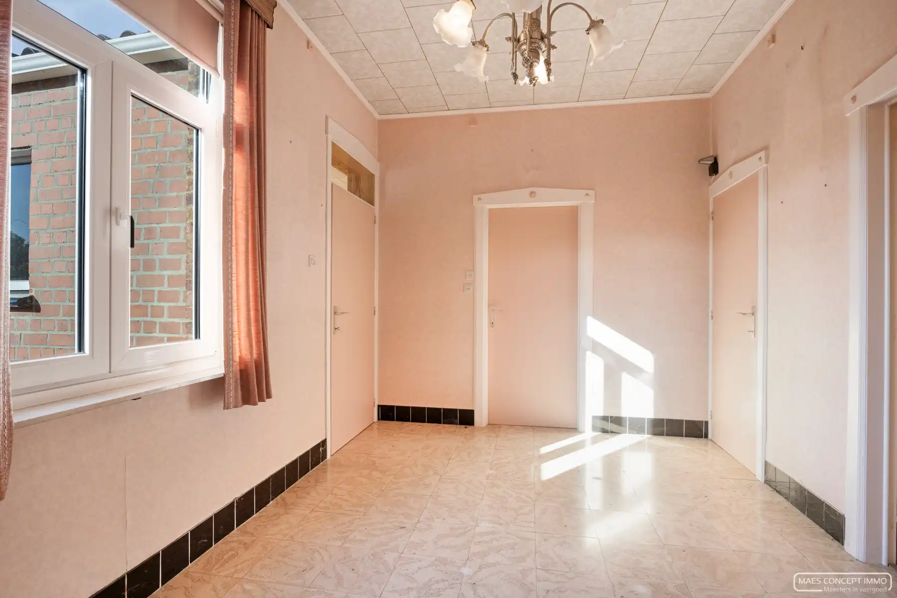 Karaktervolle woning met garage te koop op Elsegemplein (Wortegem) foto 5