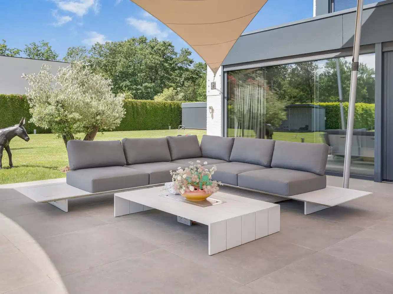 Exclusieve recente villa met verwarmd zwembad, vier garages en inclusief bouwgrond van 10a in een groene omgeving foto 4