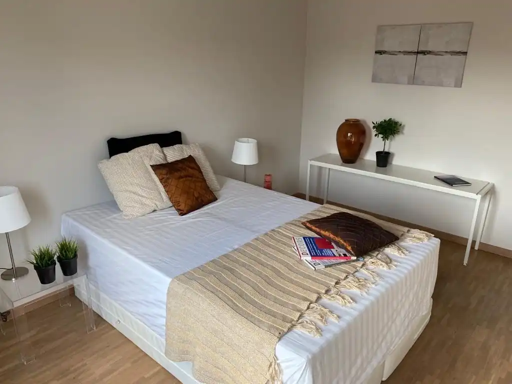 TE HUUR | Instapklaar 2-slaapkamerappartement met ruim terras en garage. foto 14