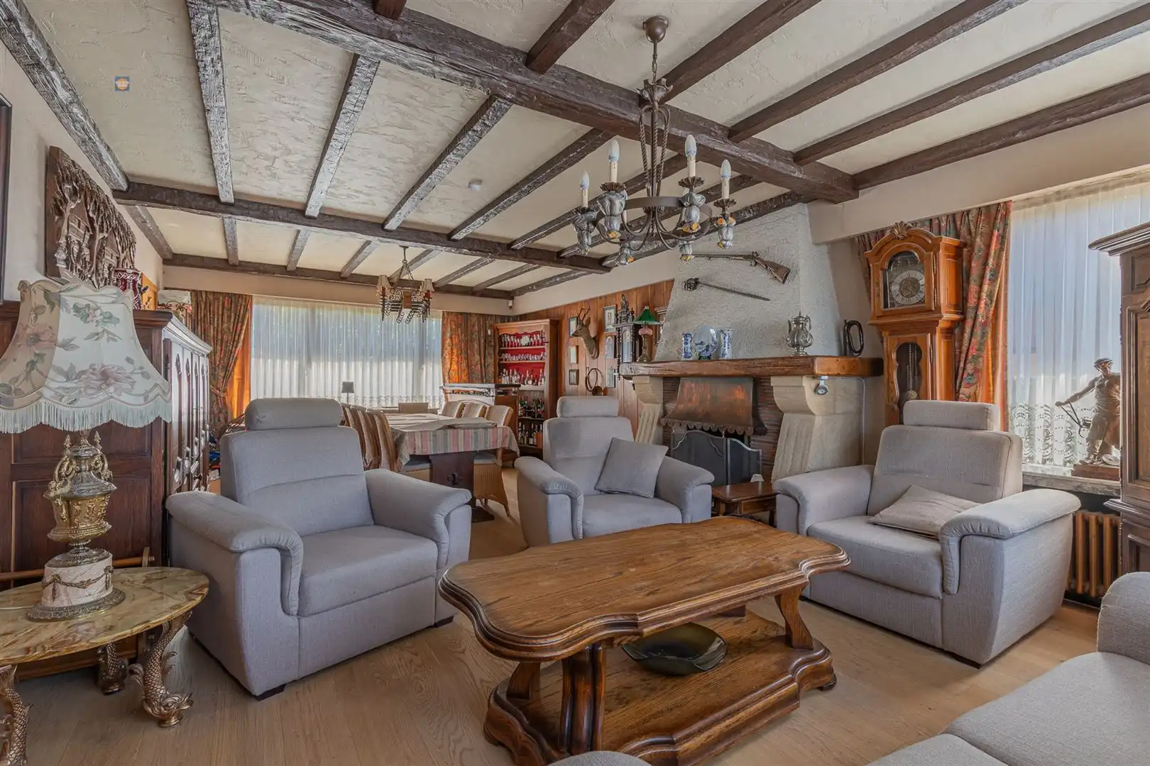 Karaktervolle villa met bijgebouw en ruime parking foto 3