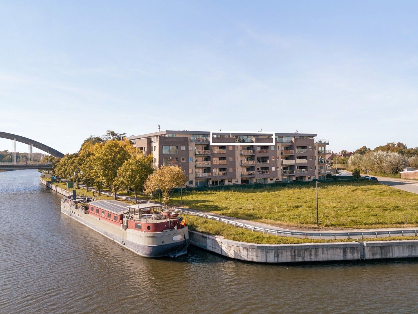 Exclusief wonen in deze energiezuinige (EPC: 139 kWh/m²/jaar), instapklare én asbestveilige penthouse foto {{pictureIndex}}