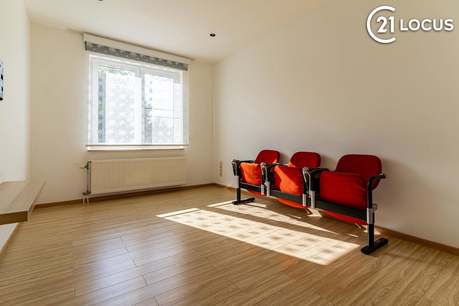 Instapklare en ruime woning in het hart van Kruibeke foto 14