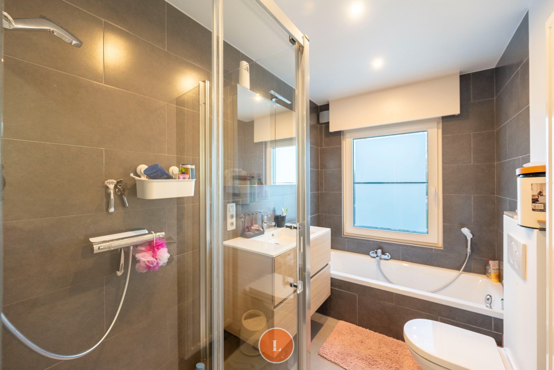 Instapklare gezinswoning met garage en tuin in Wevelgem. foto 14