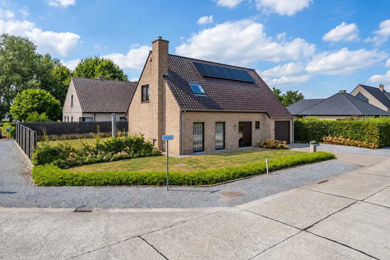 Degelijke alleenstaande villa met inpandige garage en zonnige tuin op een heel rustige toplocatie nabij het centrum van Lochristi! foto {{pictureIndex}}