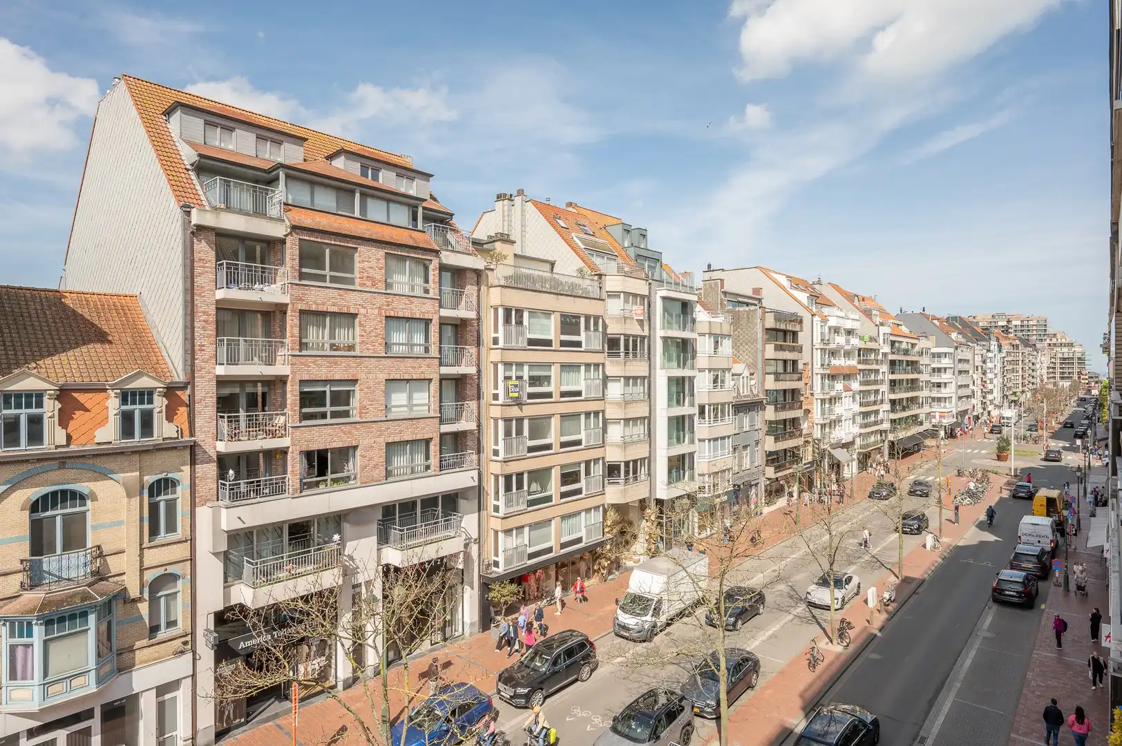 Lichtrijk 3-slaapkamer appartement centraal gelegen. foto 2