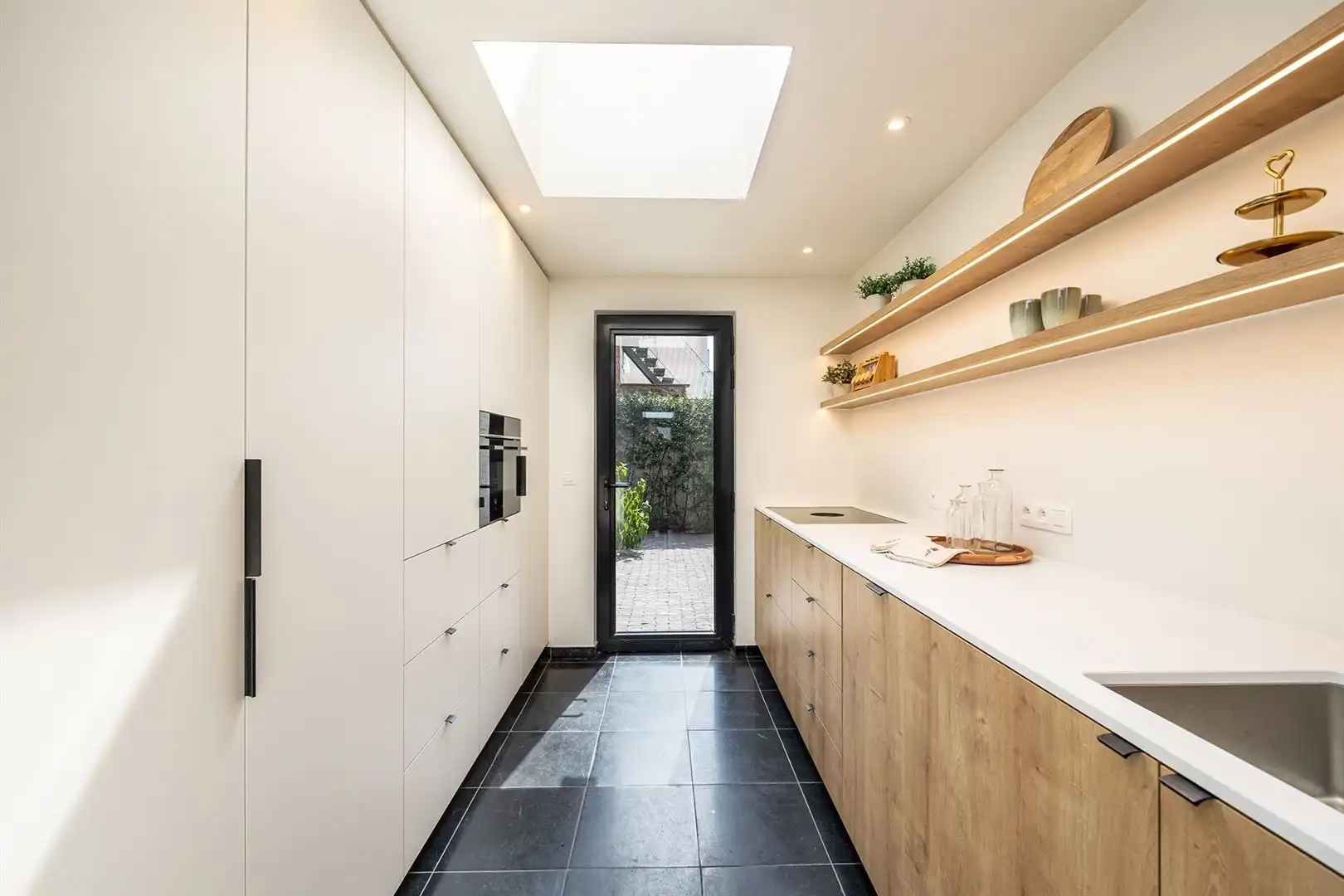 Instapklare herenwoning met privéparking, zonnepanelen en zuidgerichte patio foto 2