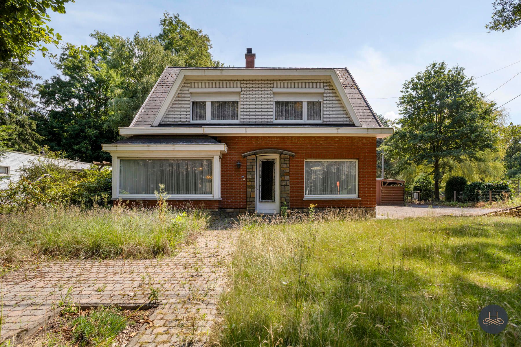 Hoofdfoto van de publicatie: Rustig en residentieel gelegen renovatiewoning in het groen