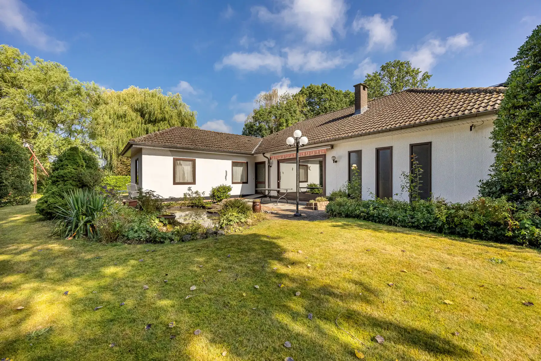 Hoofdfoto van de publicatie: Te renoveren gelijkvloerse woning op ca. 1400 m²