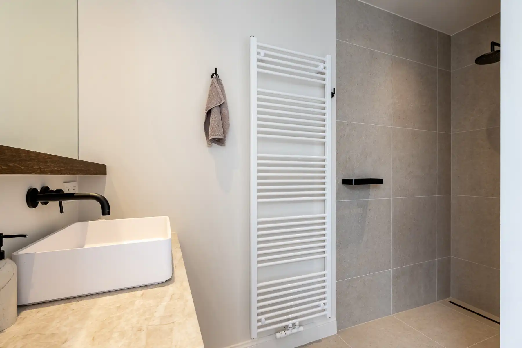 Centrale nieuwbouwwoning met lift en privéparking foto 18