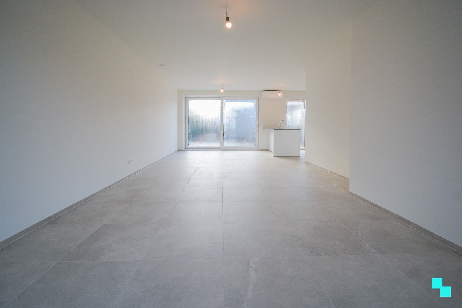 Volleidg afgewerkte nieuwbouwwoning met carport te Sleihage foto 4