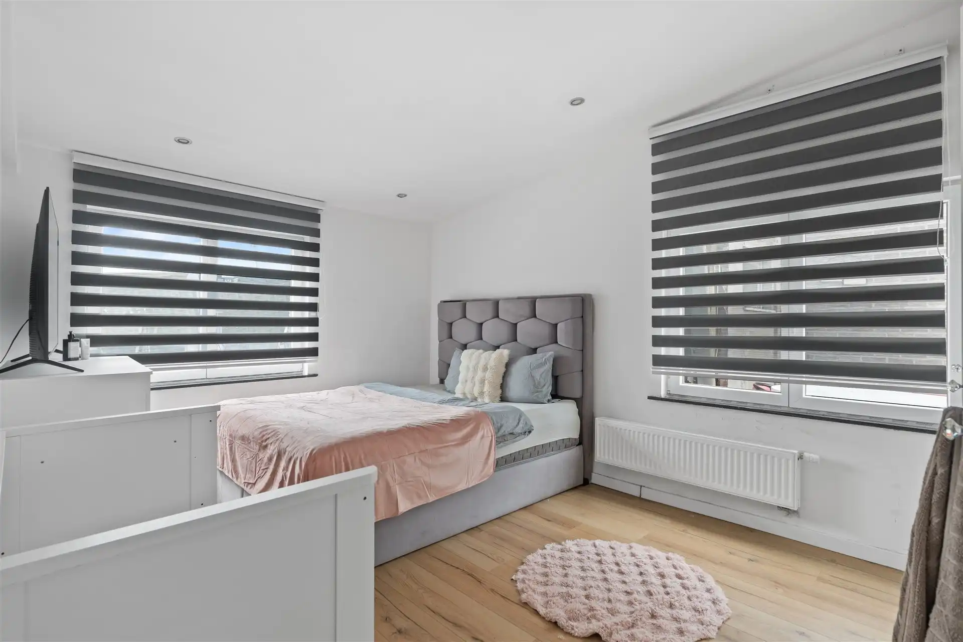 Instapklare, halfopen bebouwing, met 6 slaapkamers, op 329m² grond te Overmere.  foto 14