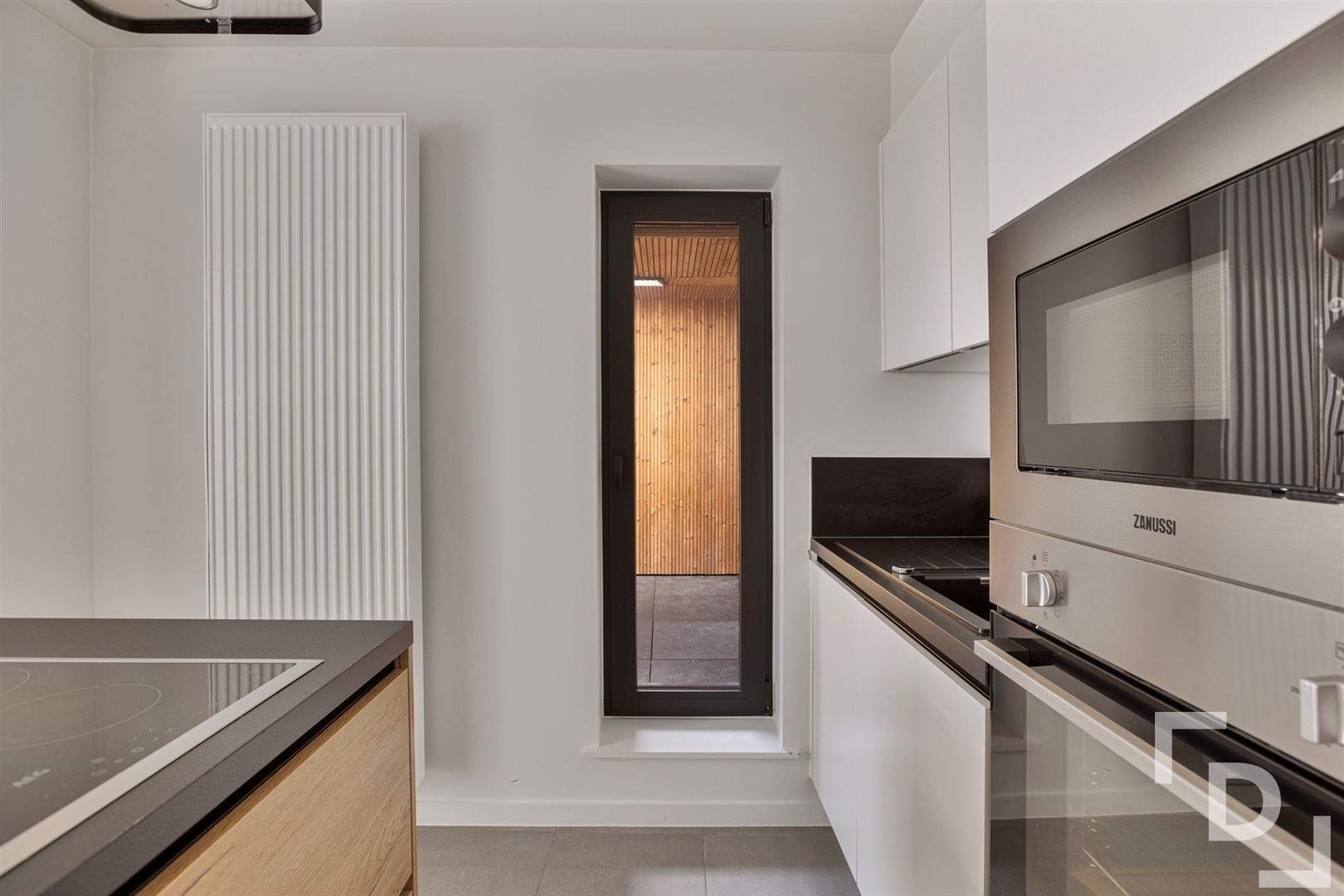 Volledig gerenoveerd, compact huis in Vlamertinge. foto 12