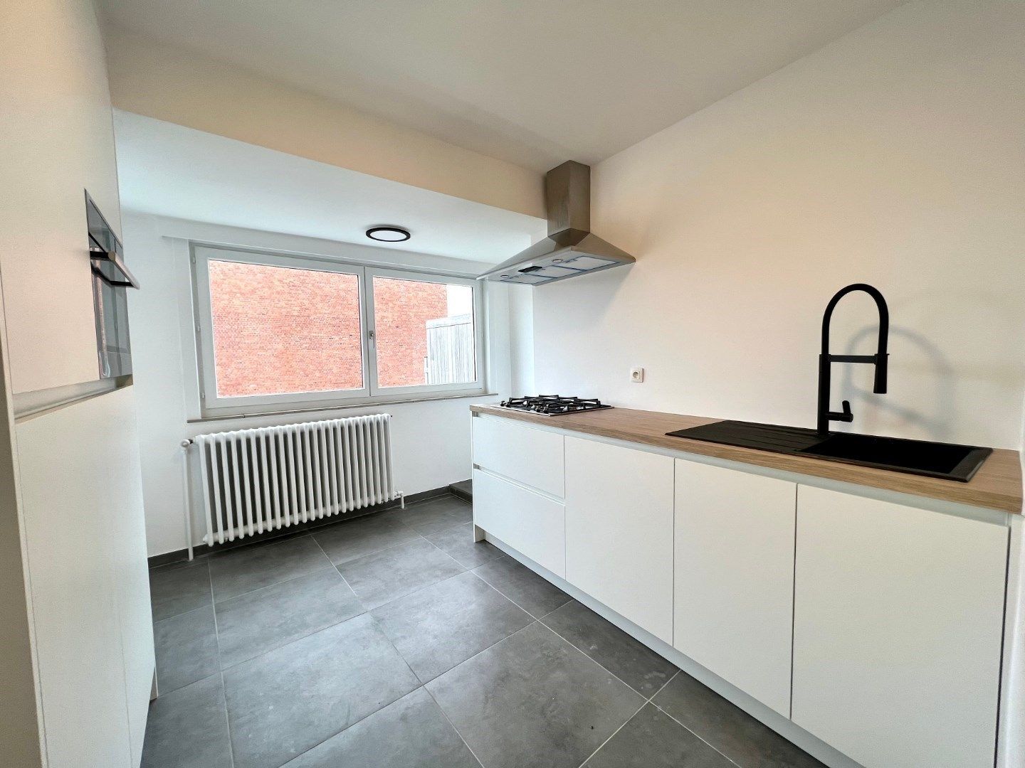 APPARTEMENT MET 2 SLAAPKAMERS, TERRAS EN STANDPLAATS IN CENTRUM IEPER foto 4