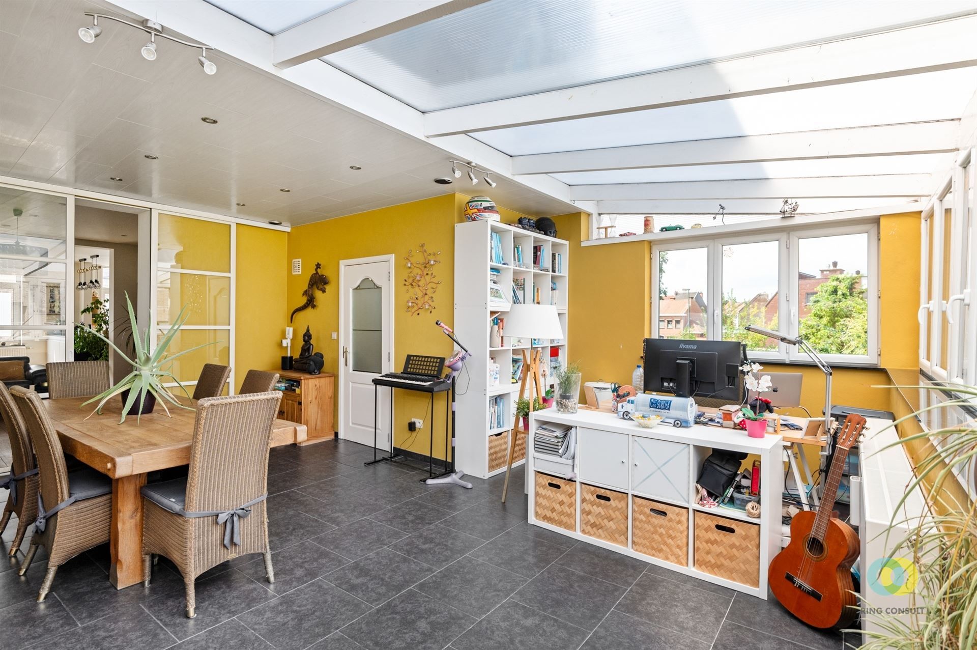 Ruime gezinswoning met garages en parking foto 6