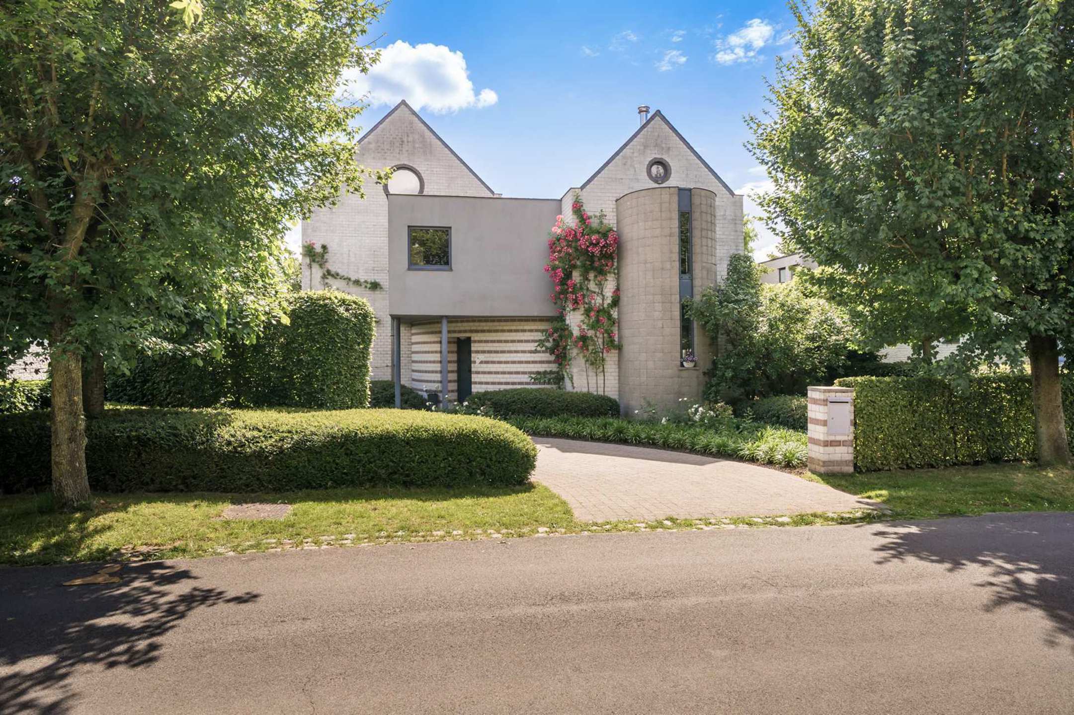 Prachtige ruime villa in groene oase foto {{pictureIndex}}