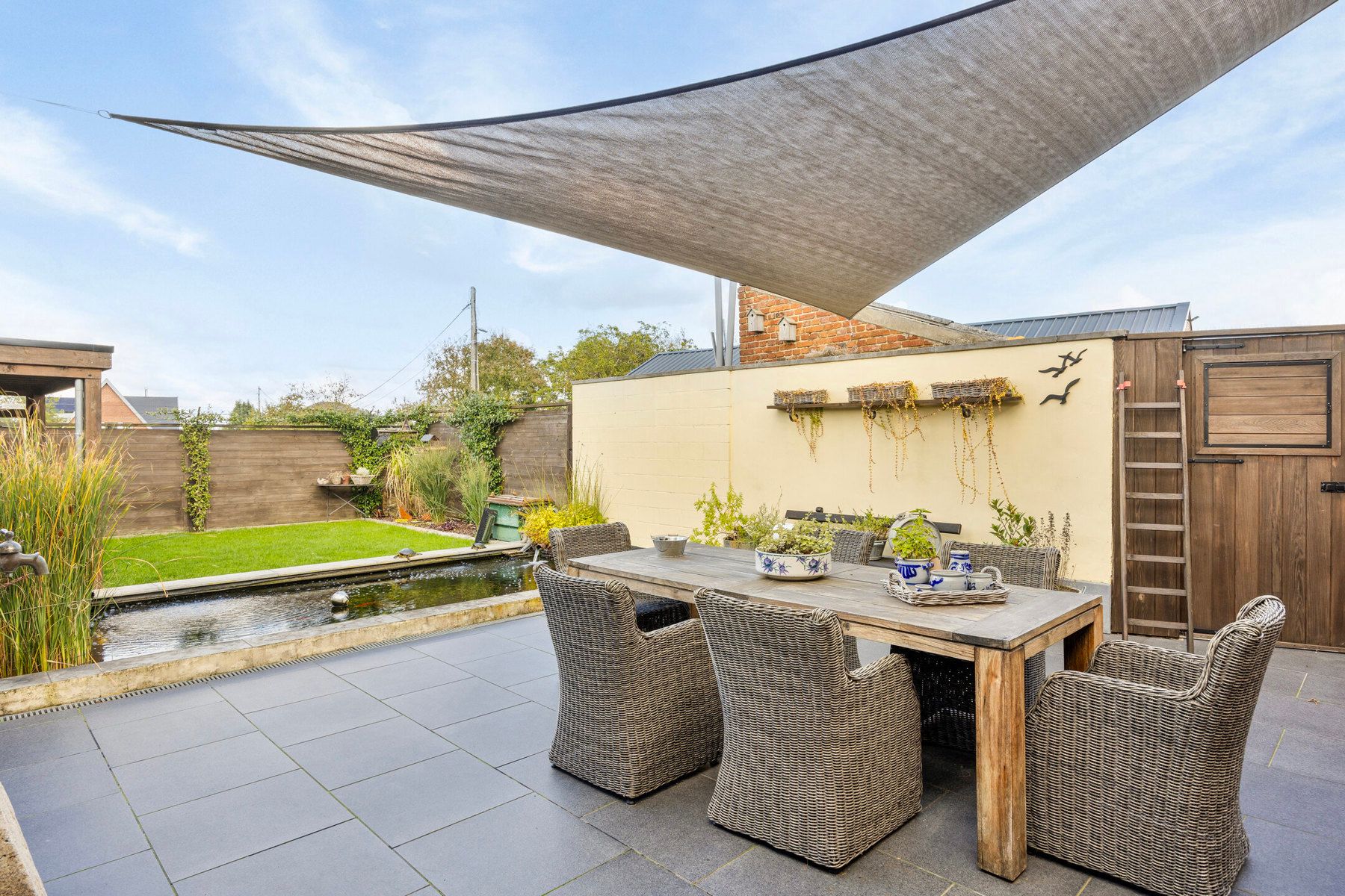 Perfect onderhouden woning met prachtige tuin foto 5