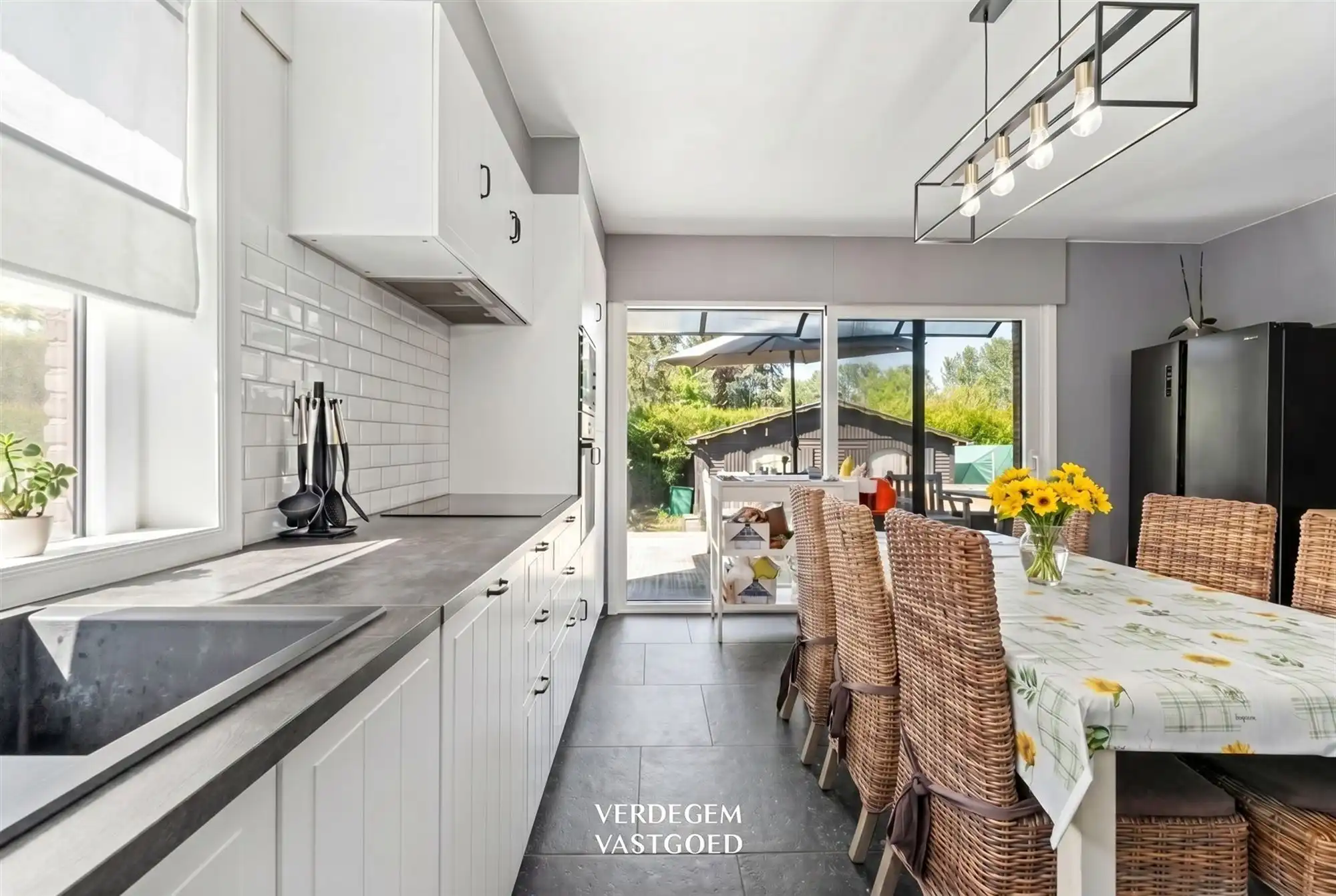 Ruim wonen met 4 slaapkamers, inpandige garage en tuin foto 7