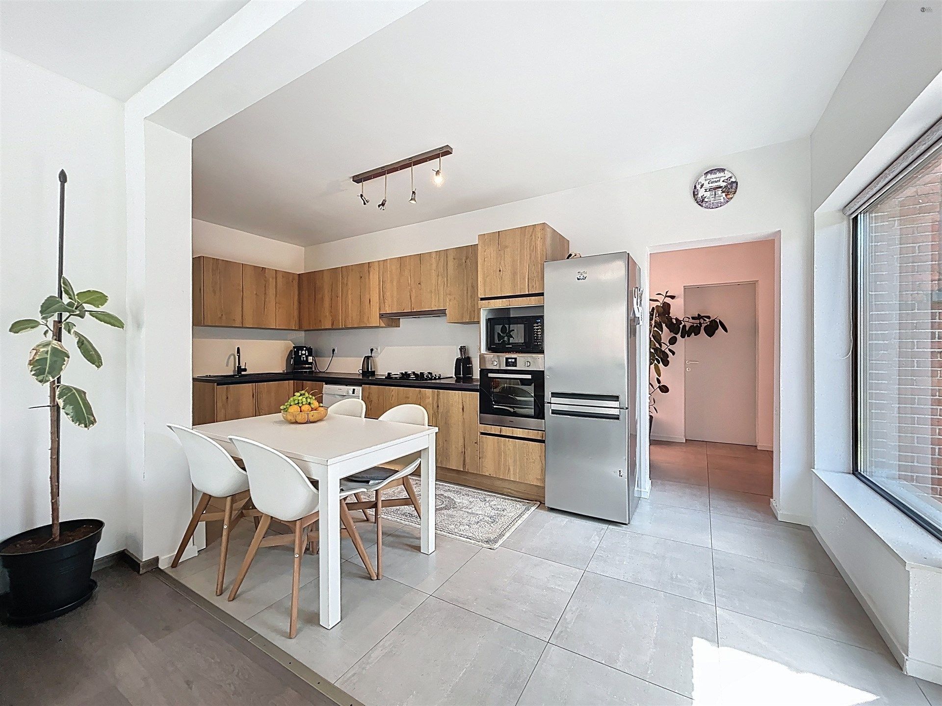 Gerenoveerde half open bebouwing met garage op toplocatie foto 6