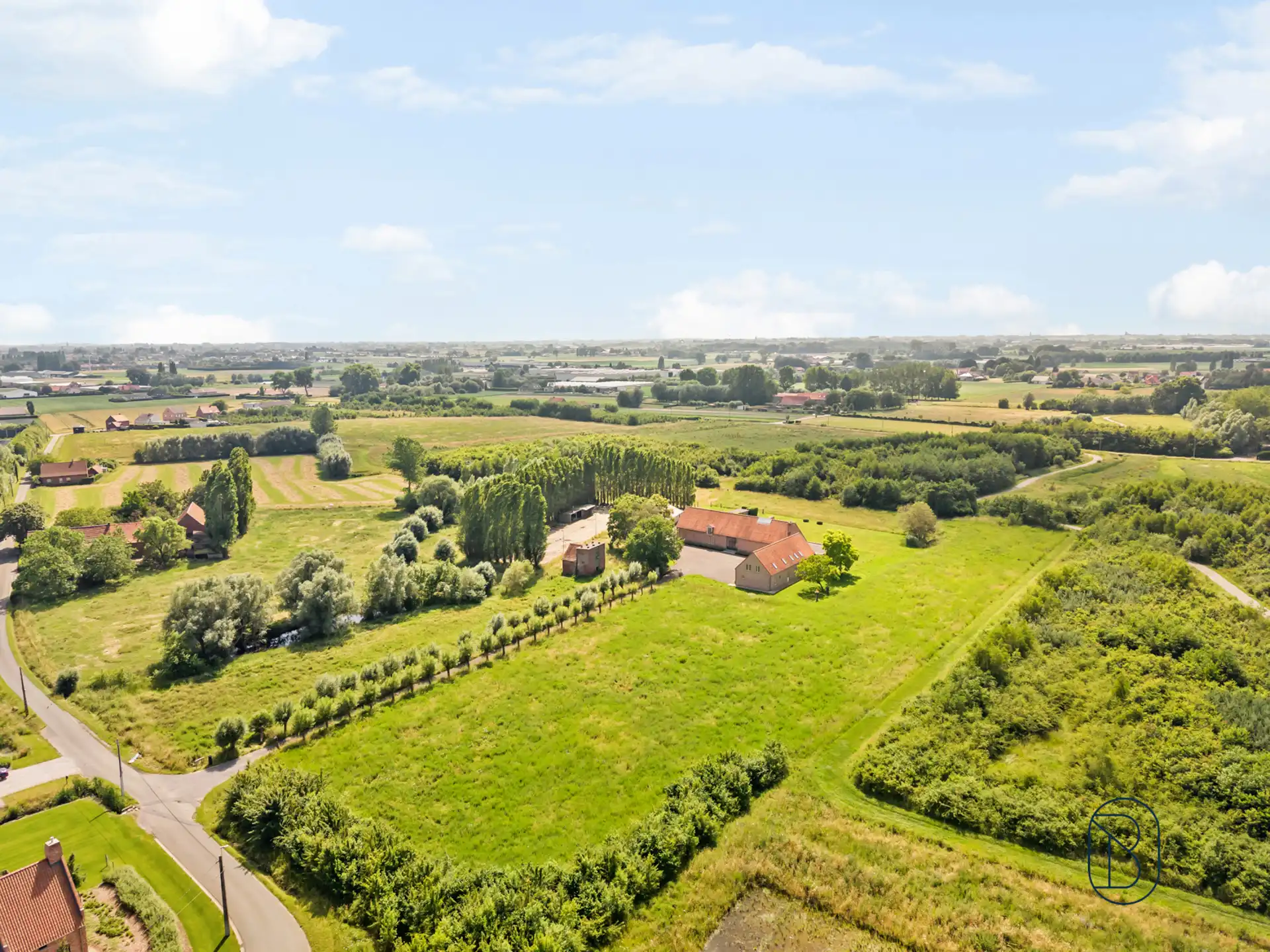 Prachtige hoevewoning met loods en bouwgrond op 1 hectare foto {{pictureIndex}}