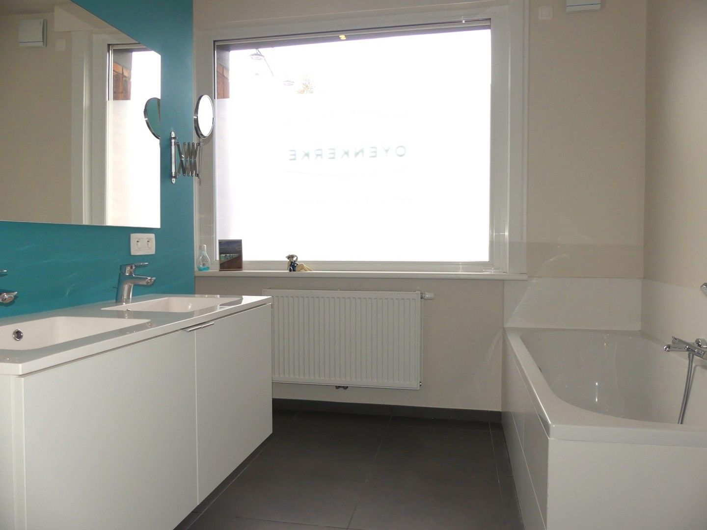 Modern ingerichte en ruime woning met garage en tuin foto 7