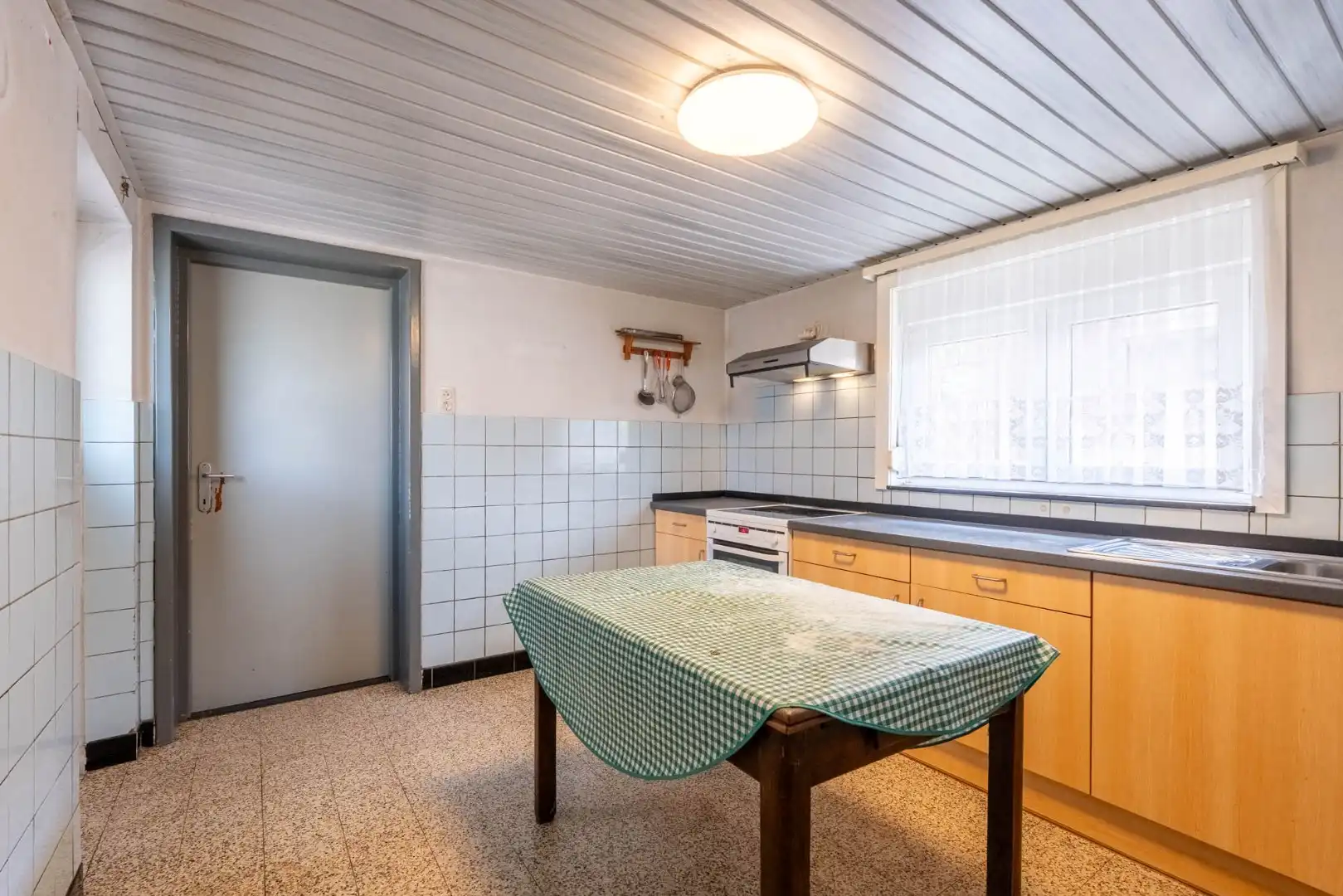 Charmante, te renoveren woning op een perceel van 9a14ca met ruime garage in achtertuin!  foto 8