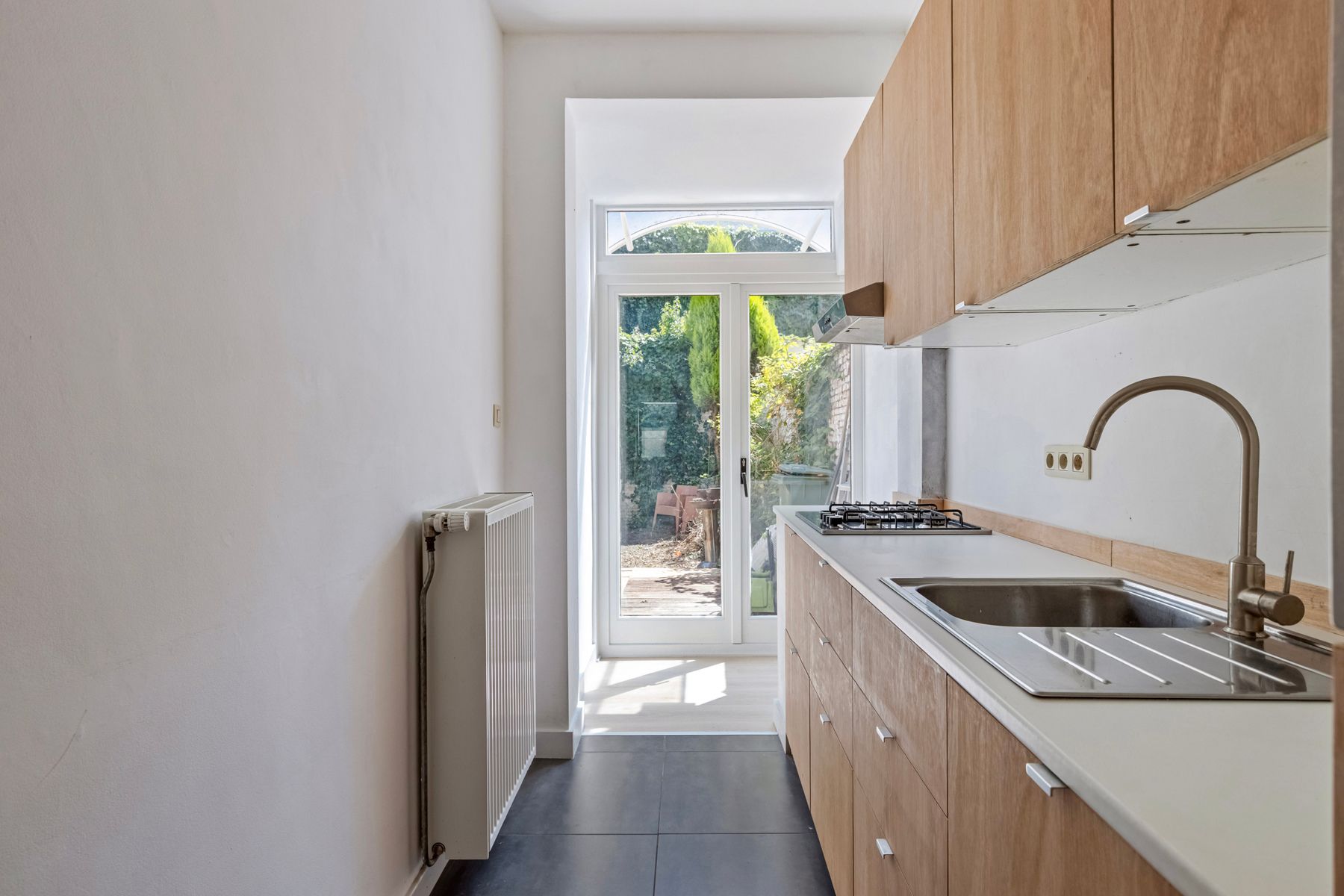 Instapklaar 1-slaapkamerappartement met ruime tuin. foto 8