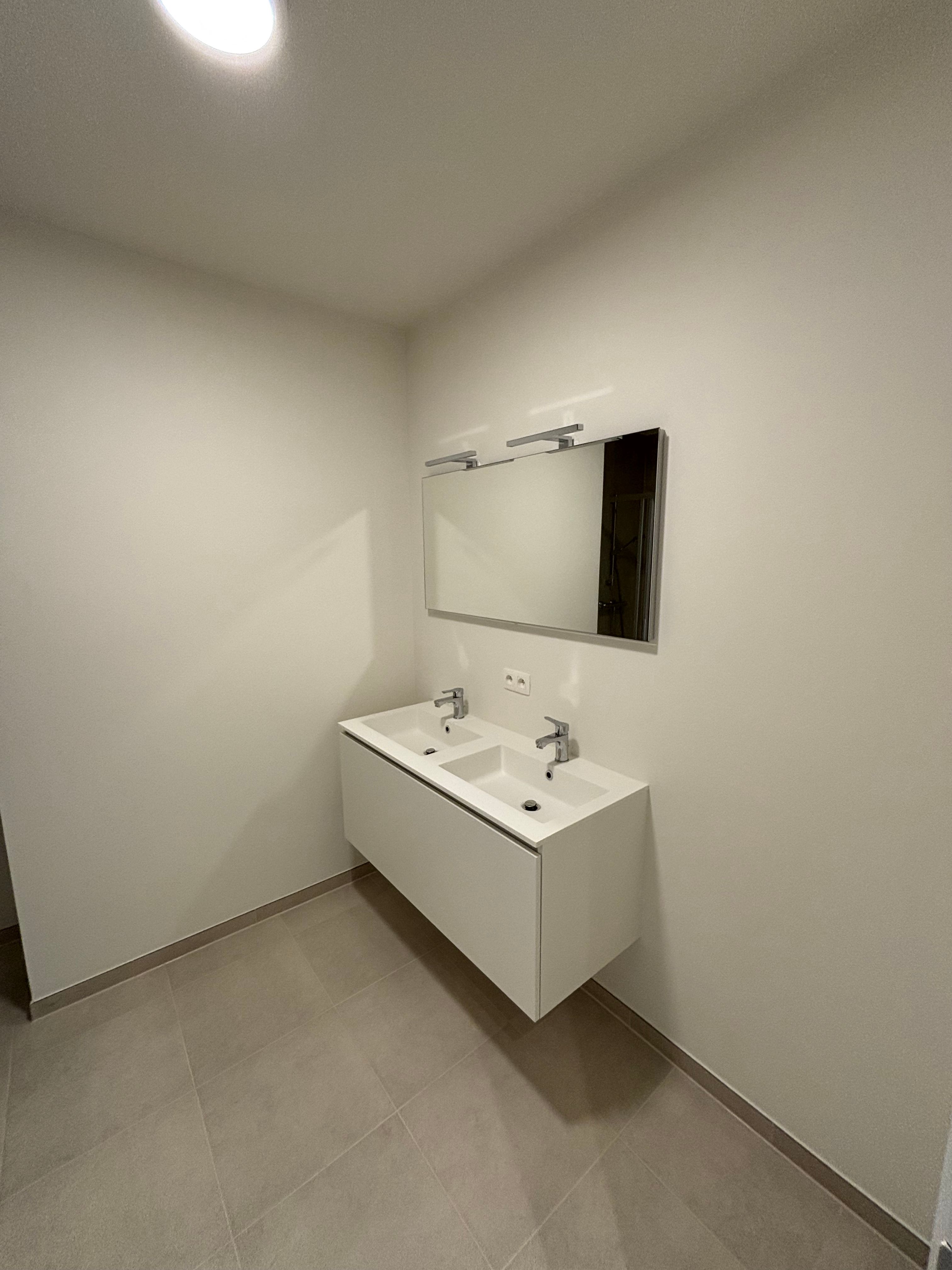 Nieuwbouw 2-slaapkamerappartement met bureau/dressing foto 9