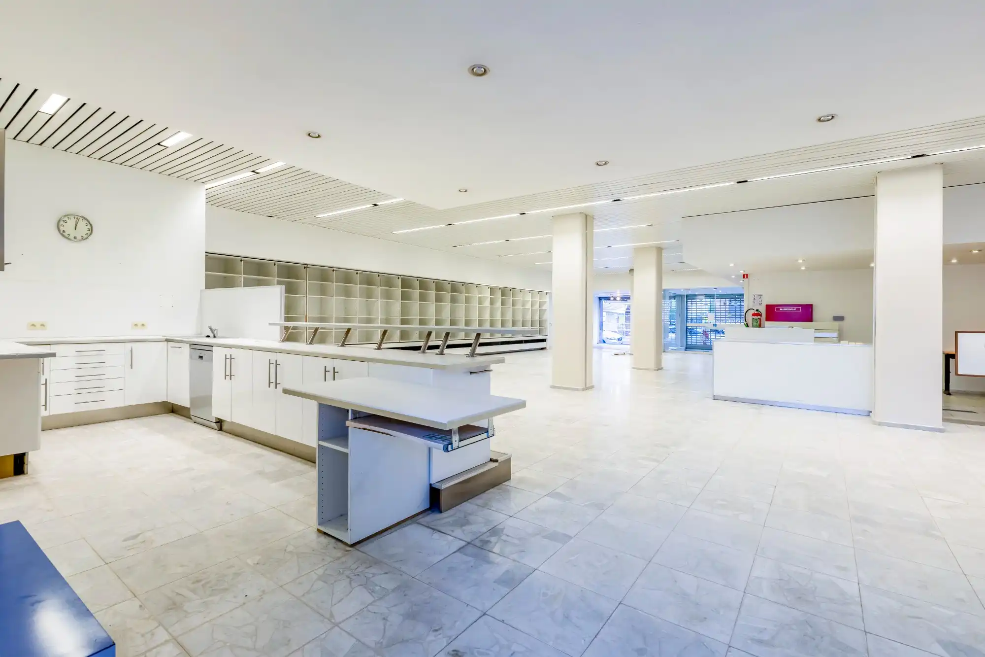 Commercieel handelsgelijkvloers met interessante straatbreedte foto 6