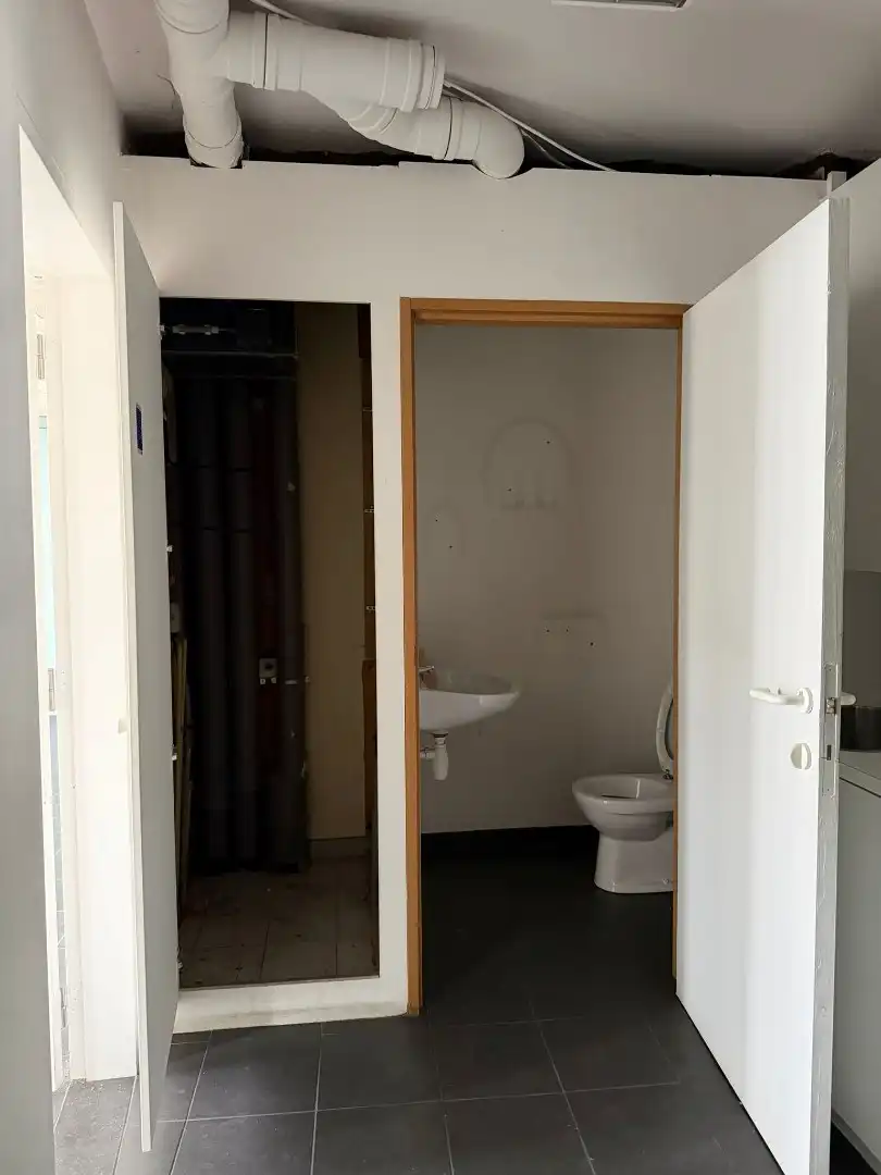 Uiterst goed gelegen winkelruimte met berging in toeristische Katelijnestraat in Brugge centrum! foto 7