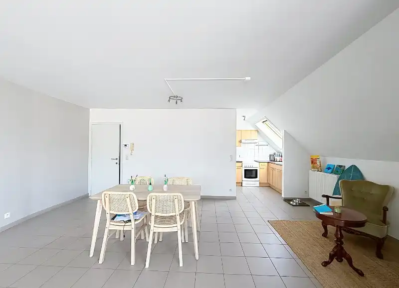 Lichtrijk appartement met terras en garage foto 3
