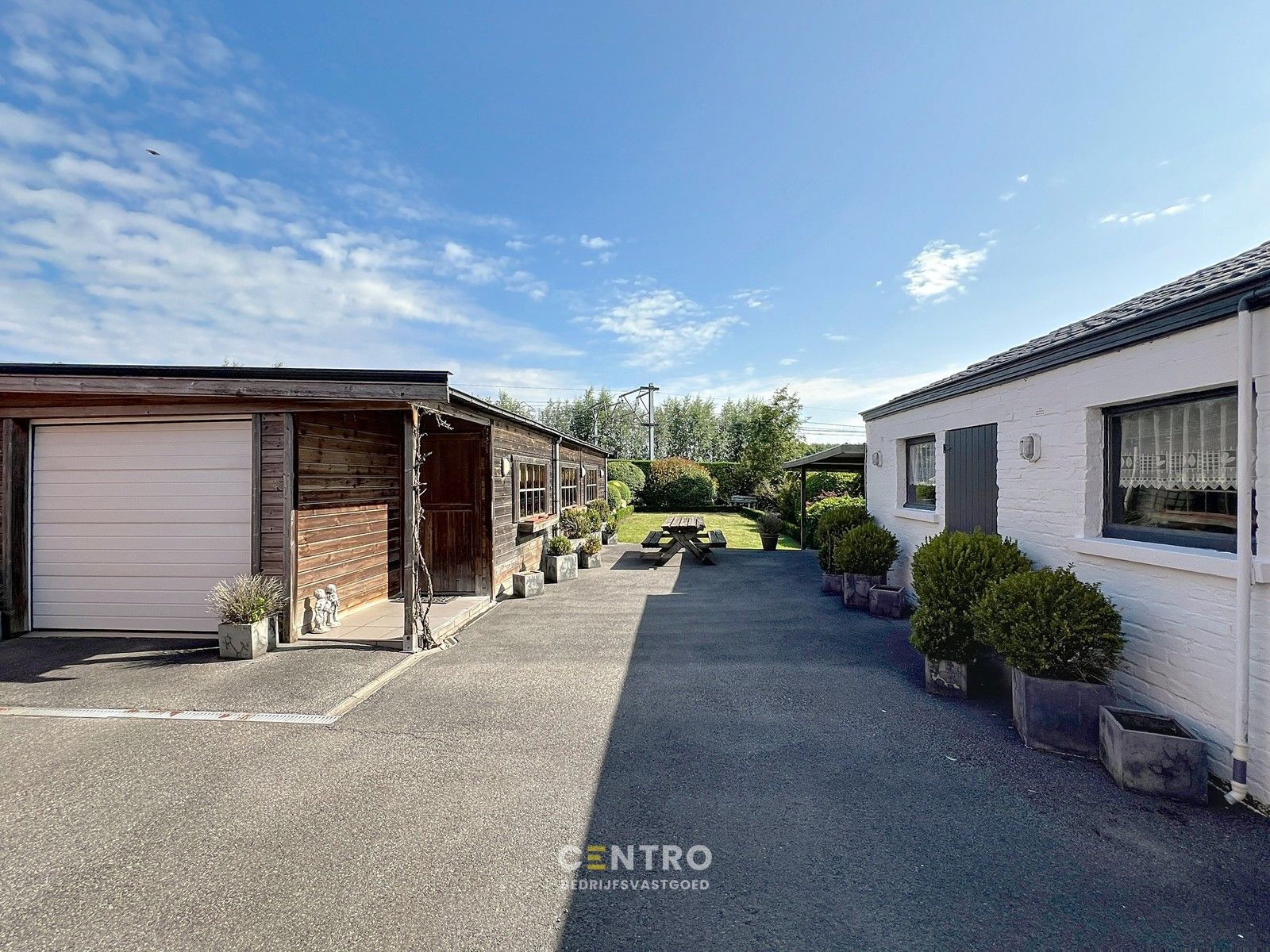Woning met commerciële ruimte (eenvoudig om te vormen naar ruime leefruimte), 240m² bewoonbaar, extra tuinbergingen en DUBBELE garage te Torhout. foto 4