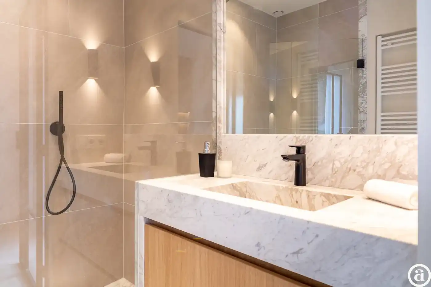 Gerenoveerde villa met 5 slaapkamers gelegen in een rustige residentiële omgeving  foto 22