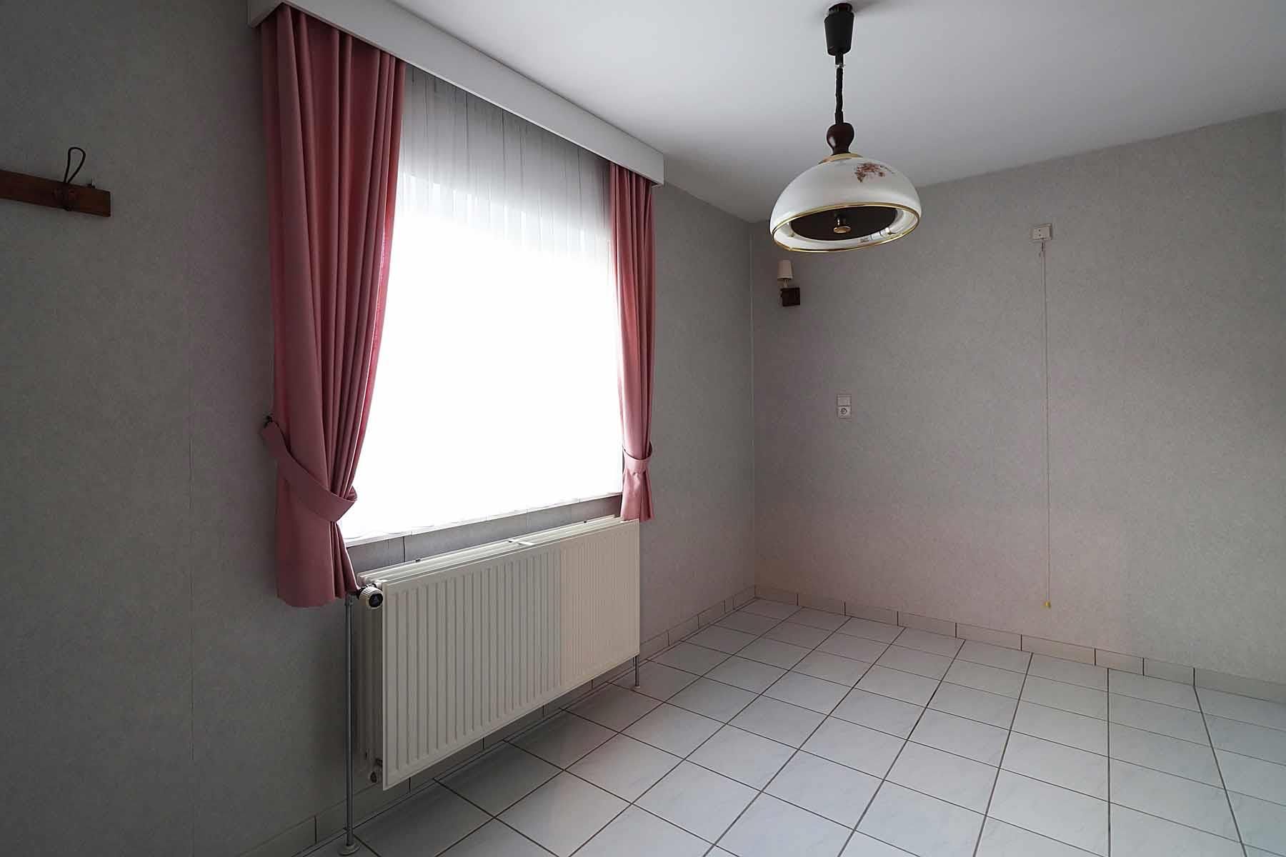 Ruime woning met 4 slpk. en garage in centrum Molenbeersel.  foto 17