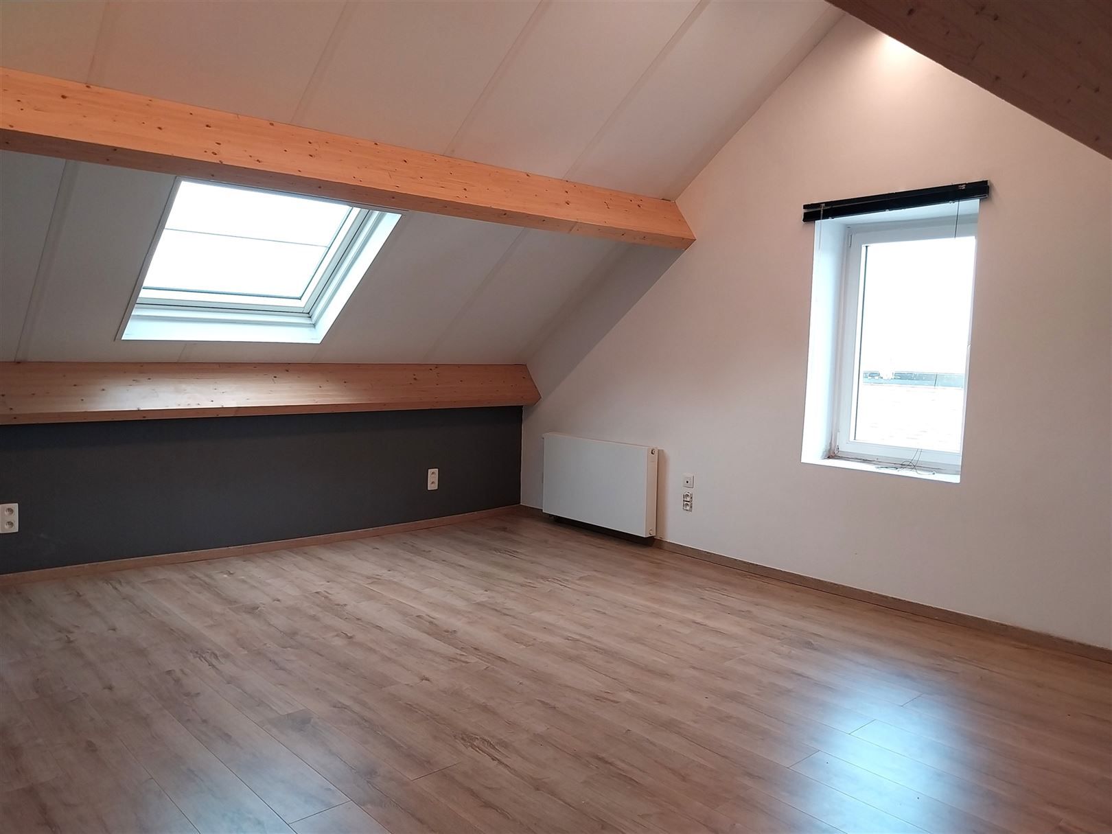 TE HUUR: Gerenoveerde halfopen bebouwing met 3 slaapkamers en ruime tuin! foto 25