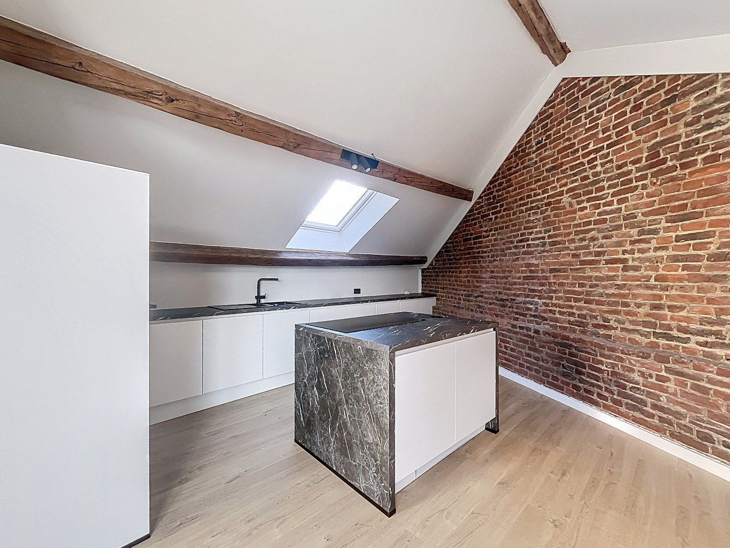 Ruim gerenoveerd appartement in hartje Hoegaarden foto {{pictureIndex}}