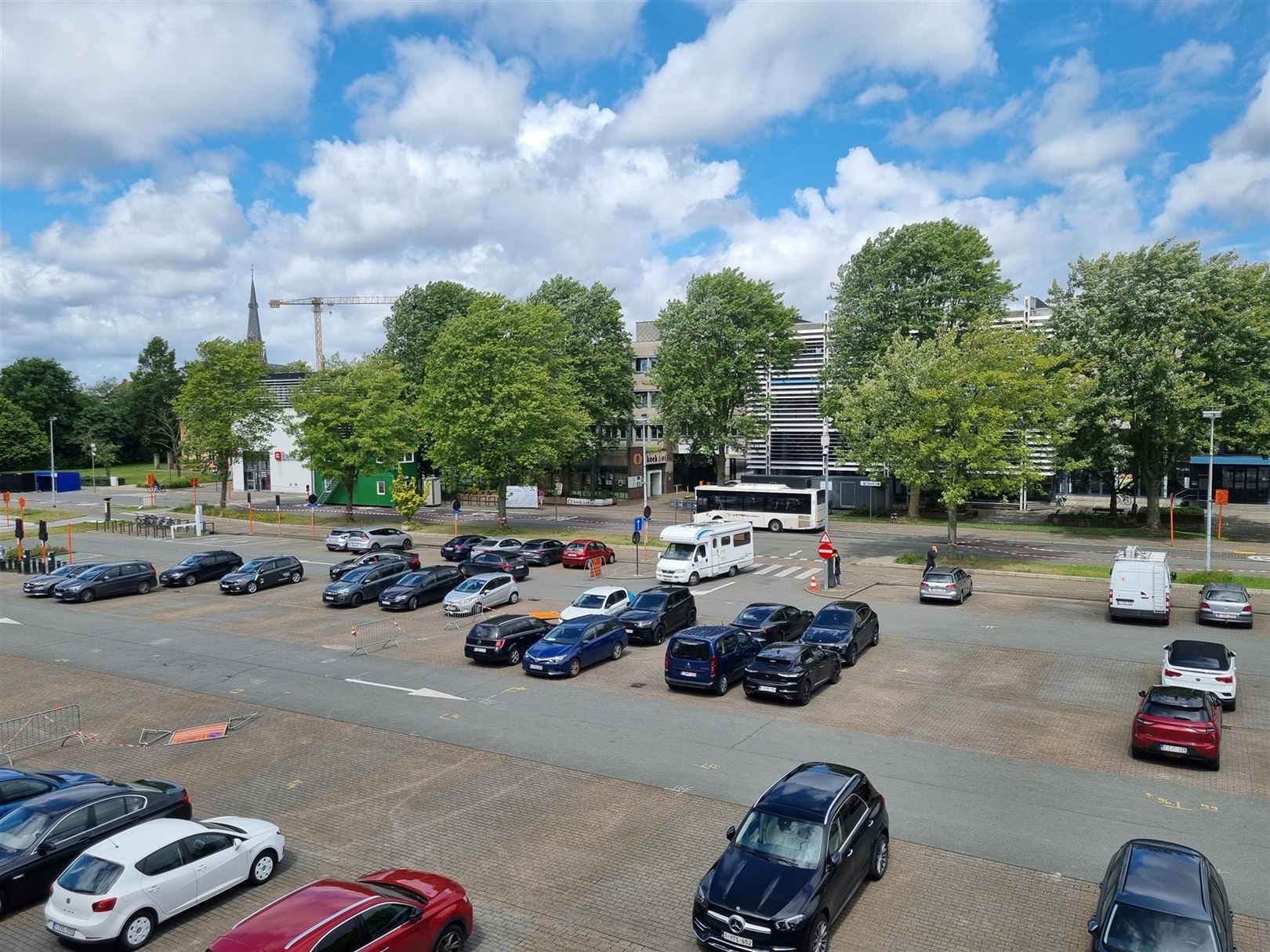 Instapklaar zeer ruim appartement met 4 slpks, terras en autostaanplaats. foto 18