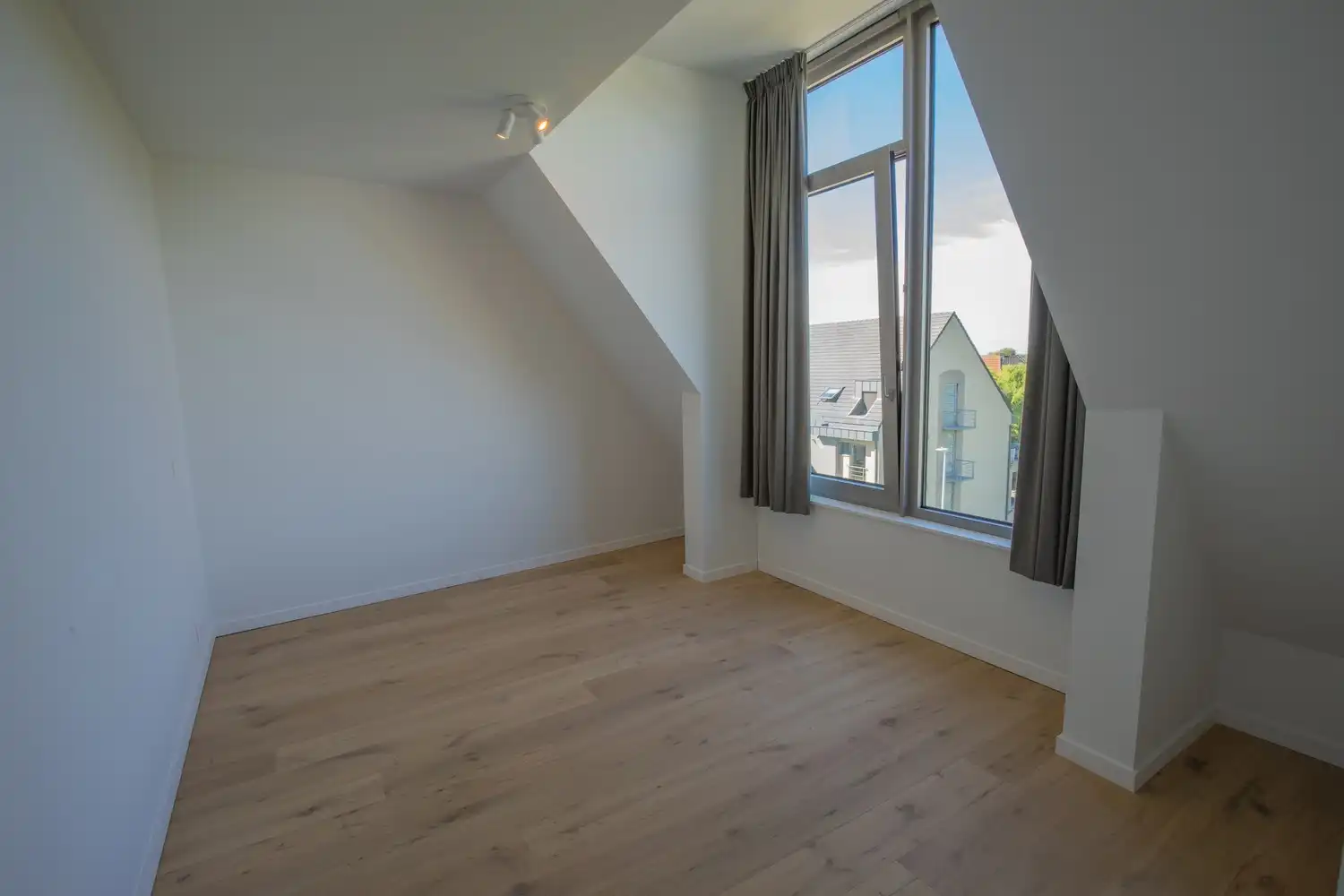 Energiezuinig dakappartement met 1 slaapkamer, aparte dressing/bureau, terras en ondergrondse staanplaats in Residentie Luster foto 15