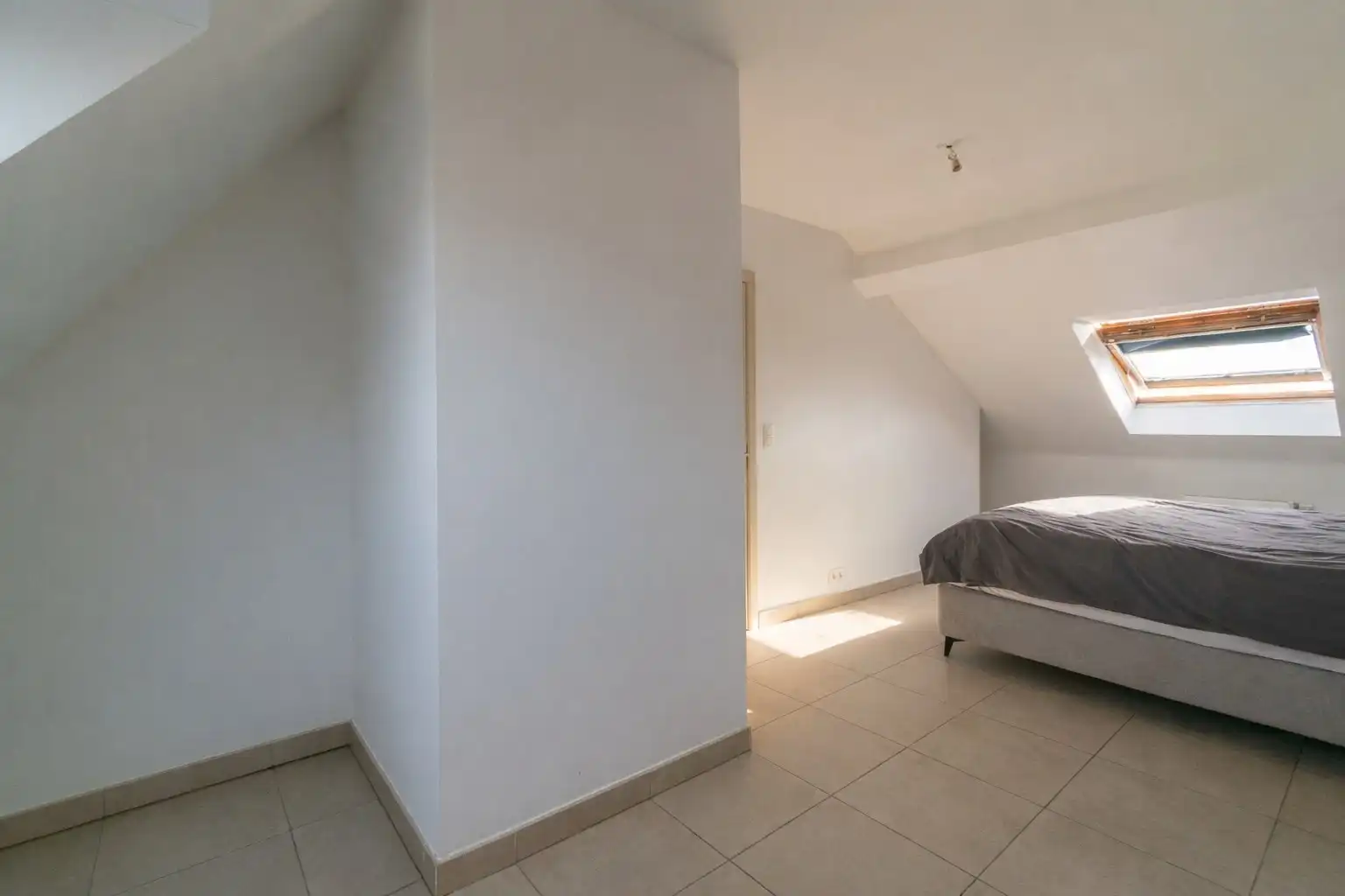 OPBRENGSTGEBOUW MET 4 RUIME APP + HANGAR (350m²)! foto 10