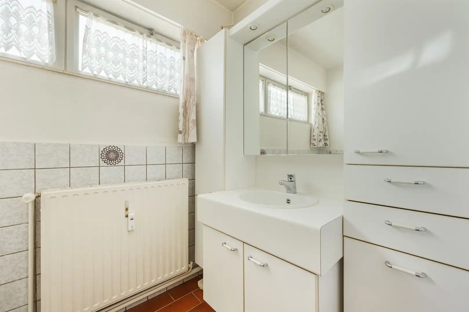 Lichtrijk hoekappartement met 2 slaapkamers en ruim overdekt terras op grens met HOVE foto 11