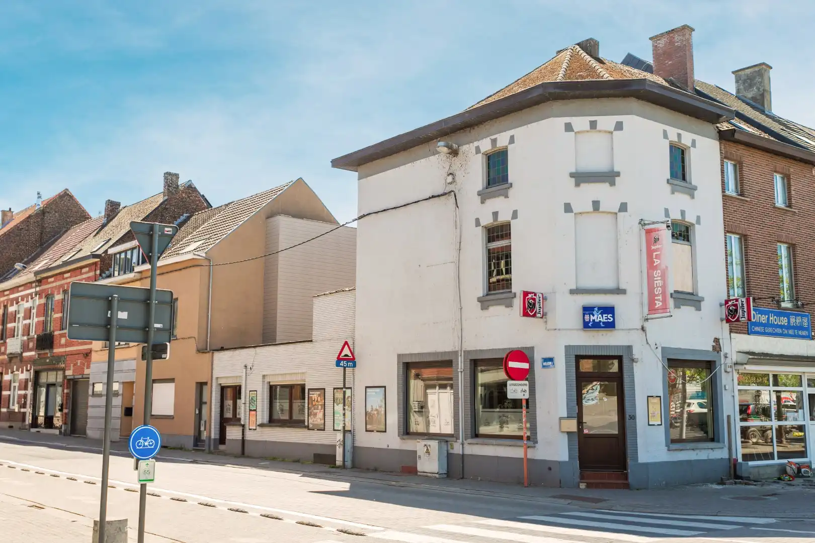 Handelshuis op een gunstige ligging vlakbij het station van Halle foto 2