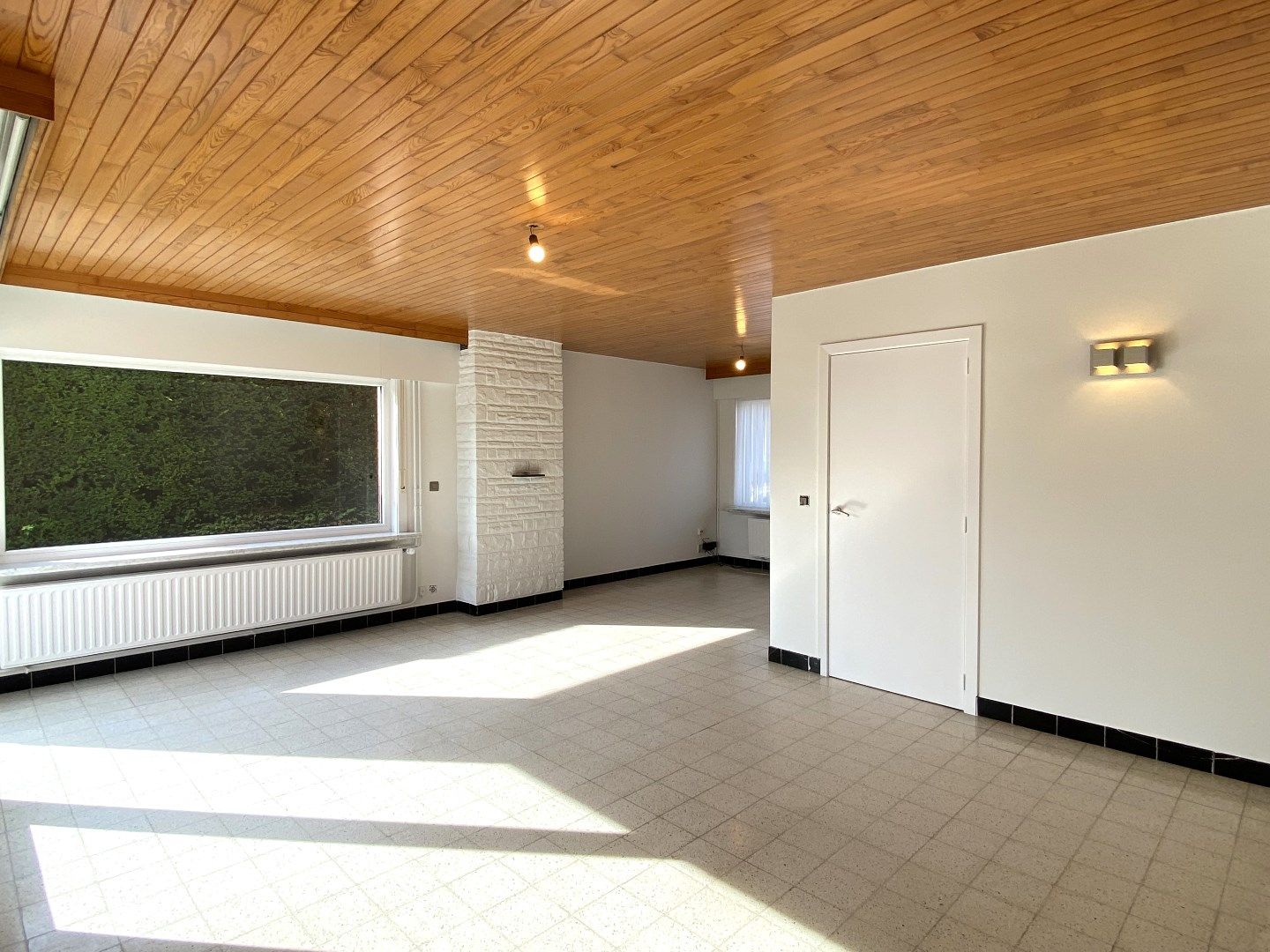 GEZINSWONING IN RUSTIGE WOONWIJK MET TUIN EN GARAGE  foto {{pictureIndex}}
