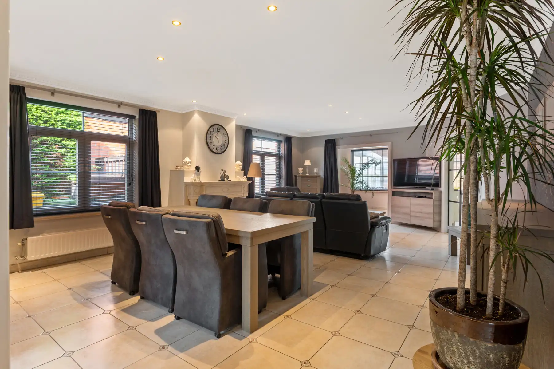 Ruime woning met 4 slpks, 2 bdks, garage en tuin foto 3